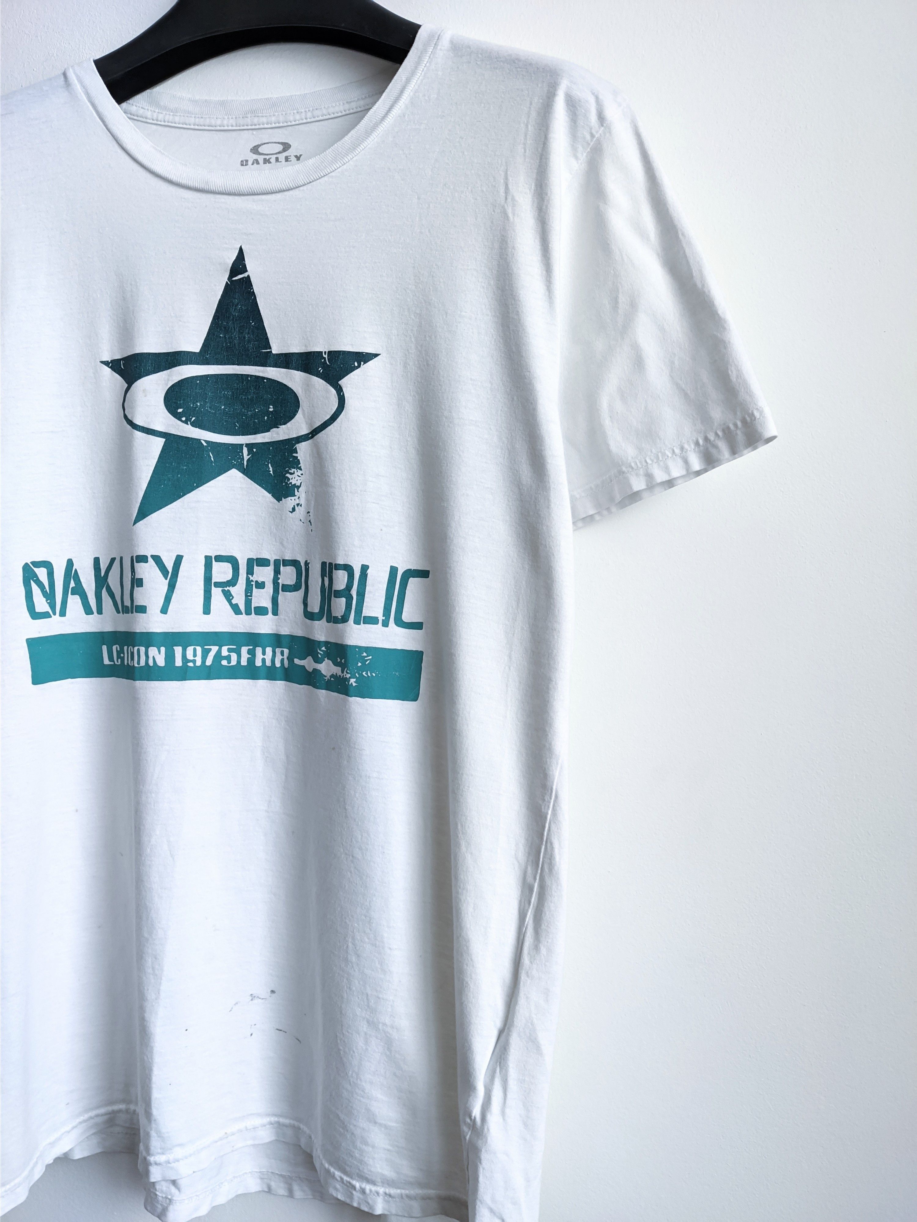 Oakley Oakley tshirt big logo white crew neck vintage Size US L / EU 52-54 / 3 - 6 Thumbnail