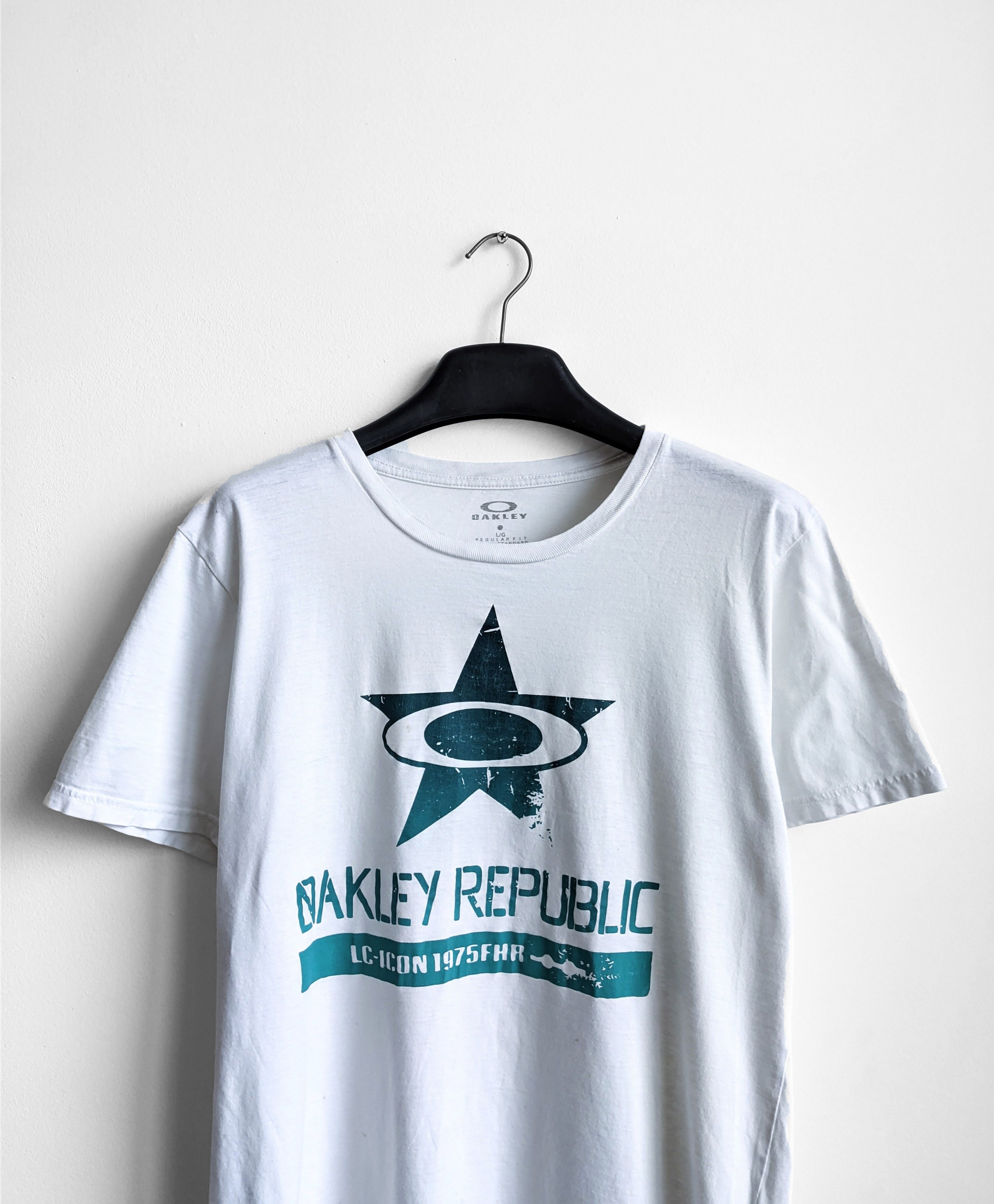 Oakley Oakley tshirt big logo white crew neck vintage Size US L / EU 52-54 / 3 - 1 Thumbnail