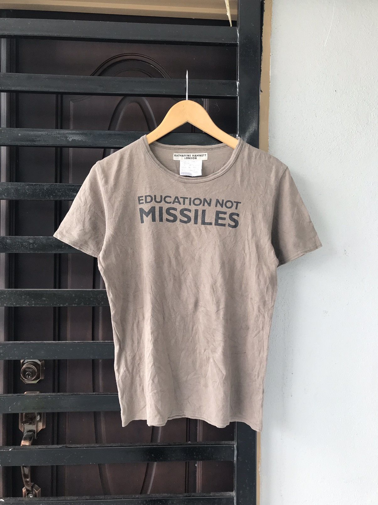Katharine Hamnett London × Vintage Katharine Hamnett ‘Education Not Missiles’ Tshirt Size M / US 6-8 / IT 42-44 - 1 Thumbnail