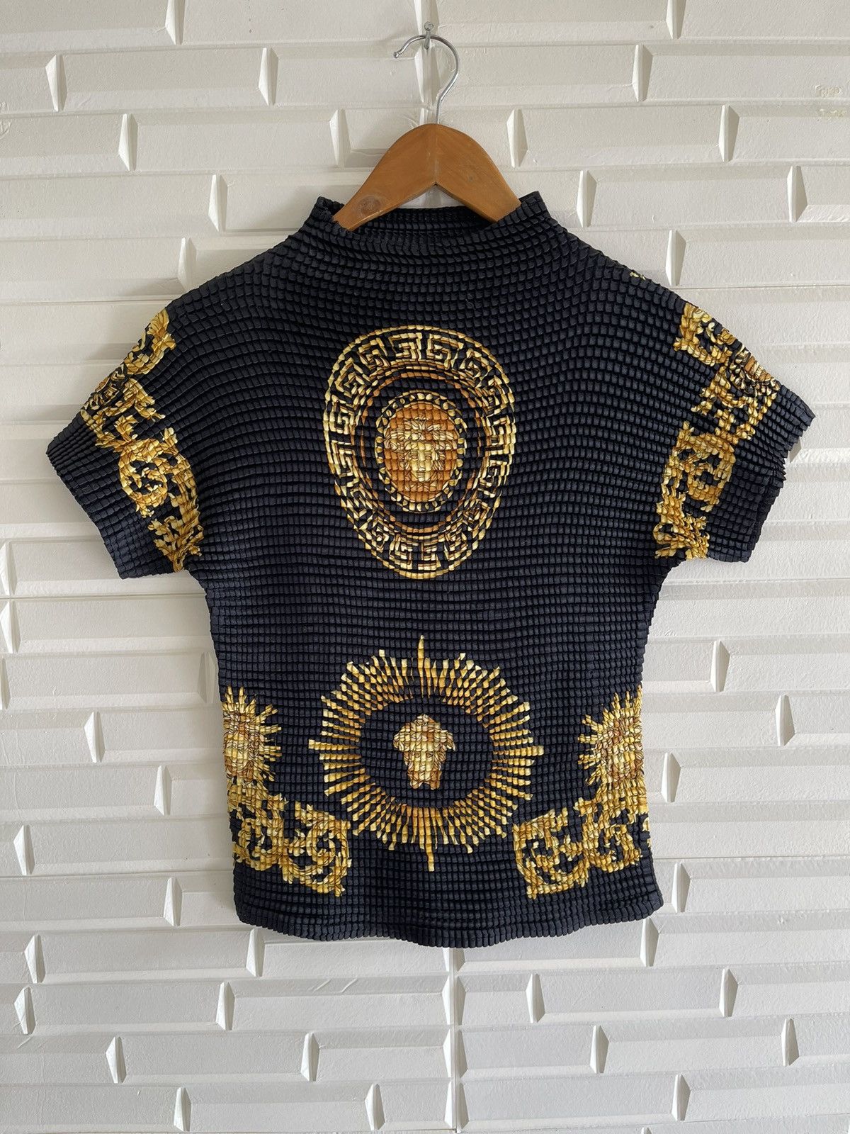 Japanese Brand Pleat Please Inspired Medusa Versace Chanel Karl Lagerfeld Size US XS / EU 42 / 0 - 1 Thumbnail