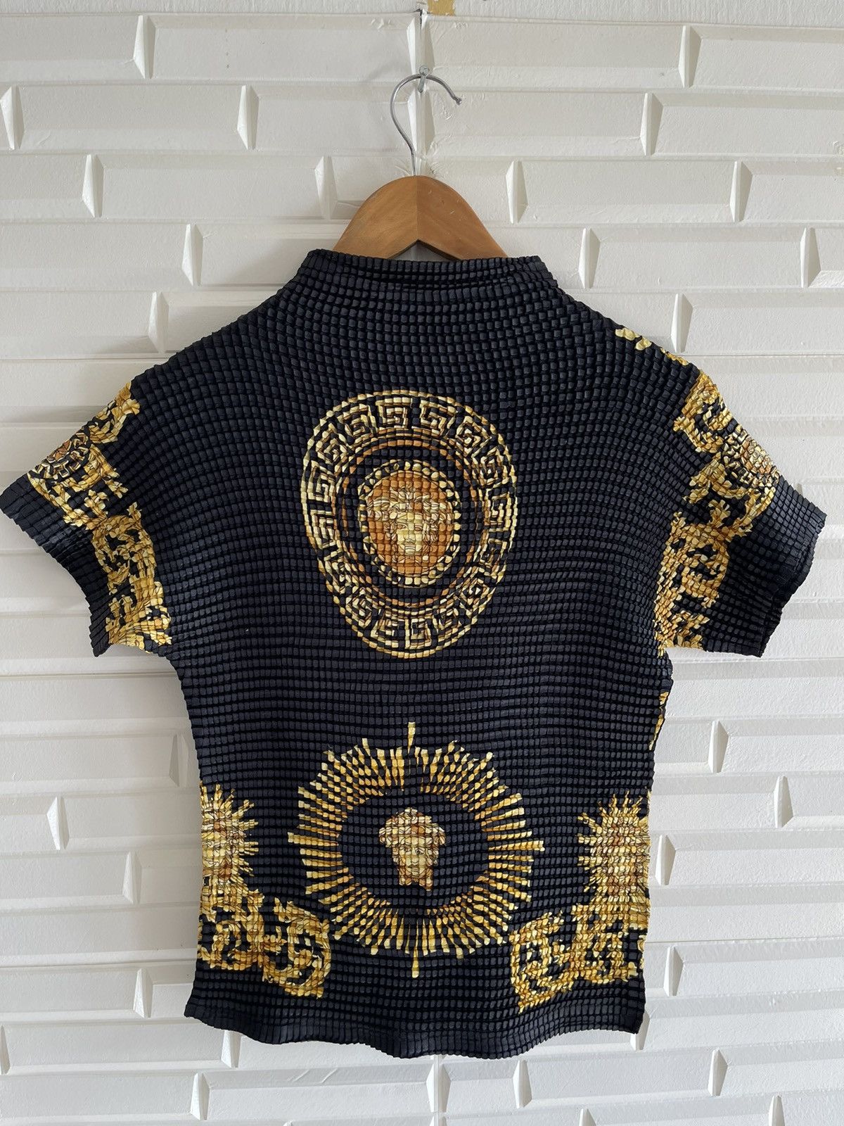Japanese Brand Pleat Please Inspired Medusa Versace Chanel Karl Lagerfeld Size US XS / EU 42 / 0 - 4 Thumbnail