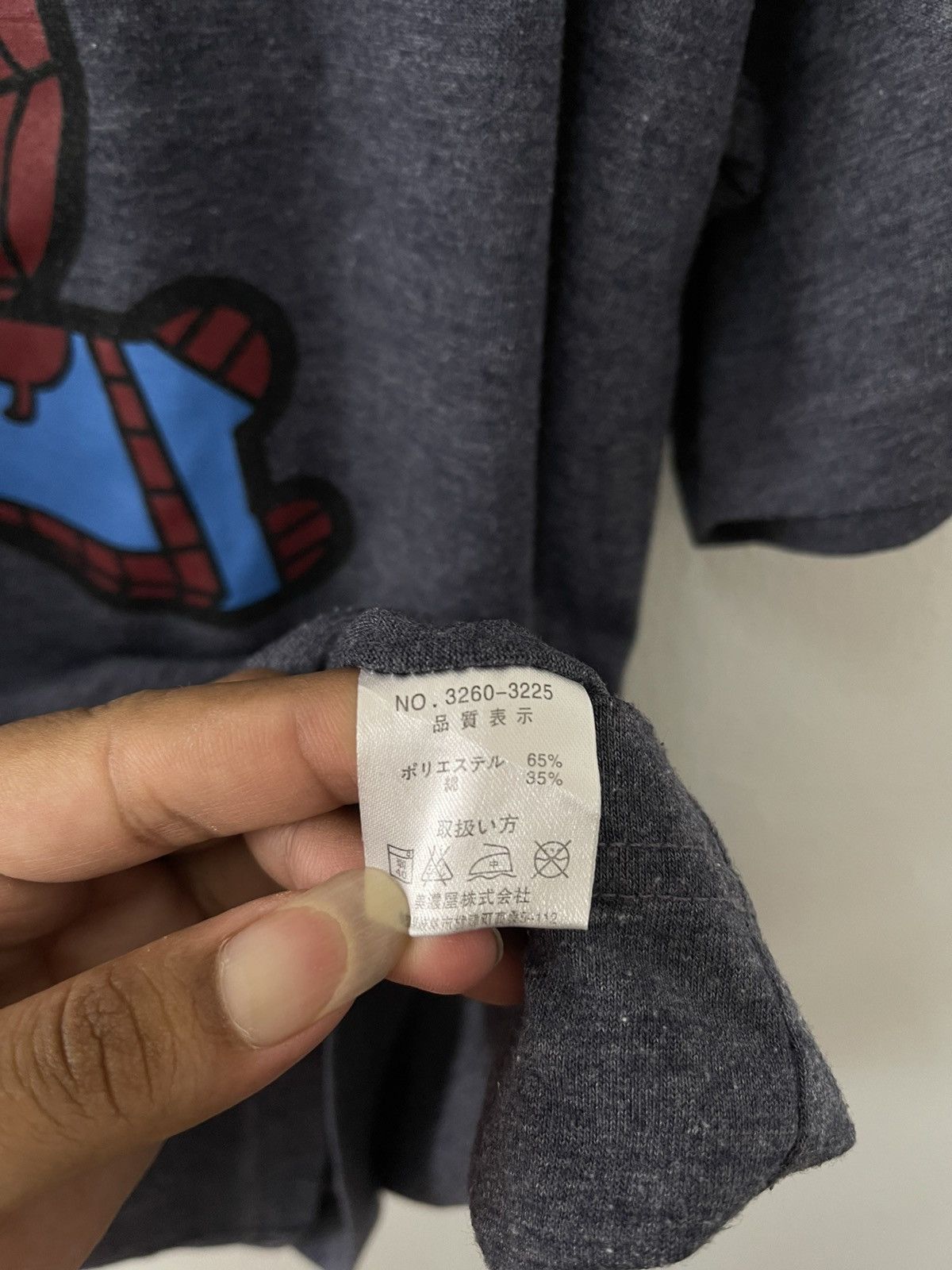 Japanese Brand × Vintage Vintage Marvel Spiderman Hanging Cute Graphic Tshirt Size US L / EU 52-54 / 3 - 6 Thumbnail