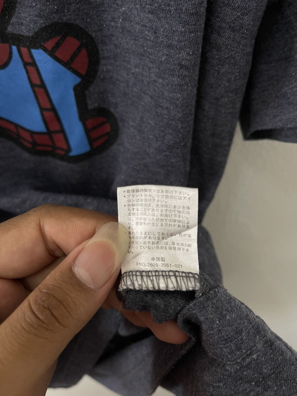 Japanese Brand × Vintage Vintage Marvel Spiderman Hanging Cute Graphic Tshirt Size US L / EU 52-54 / 3 - 7 Thumbnail