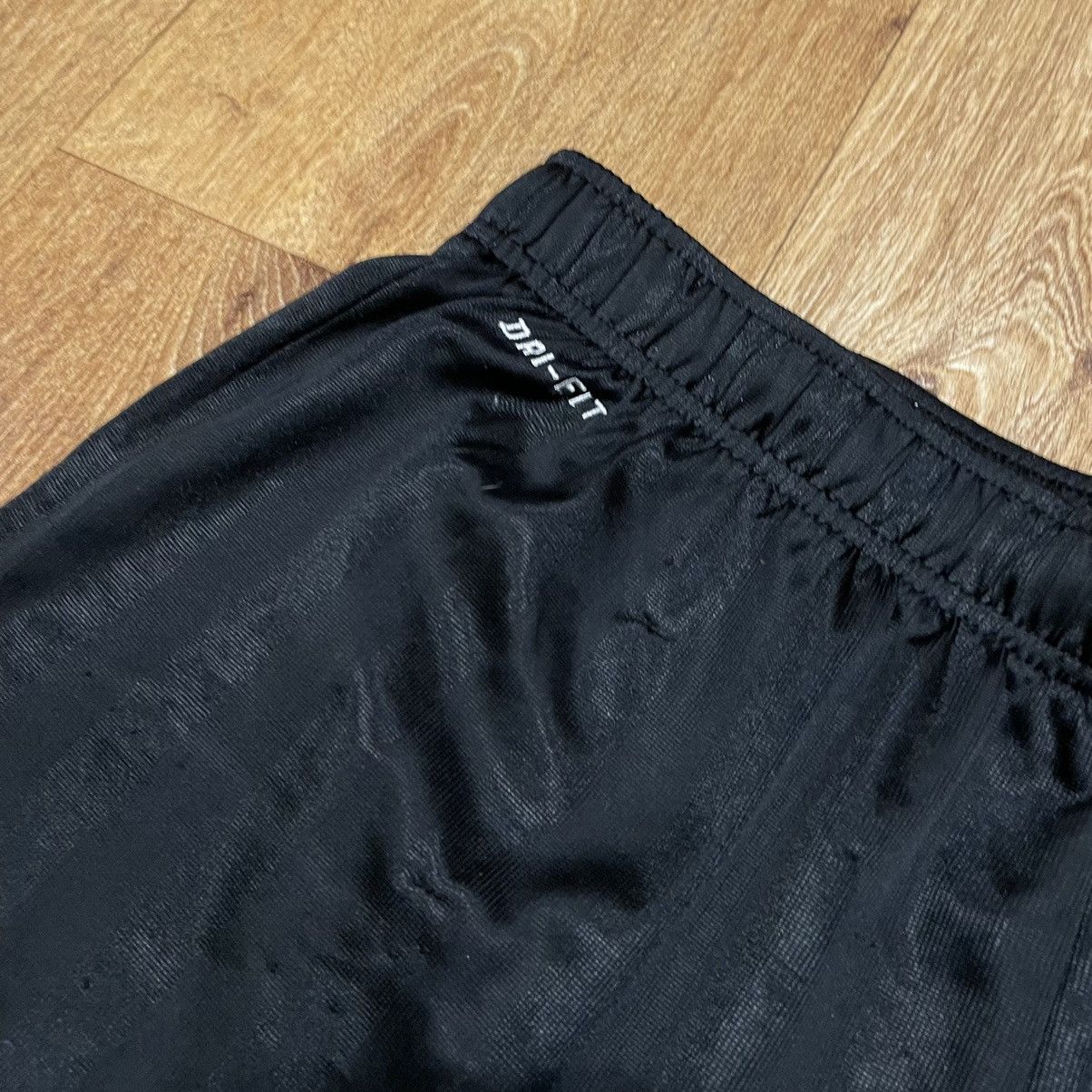 Vintage Vintage Nike Swoosh Nylon Athletic Shorts Y2K Black Grunge L Size US 34 / EU 50 - 5 Thumbnail