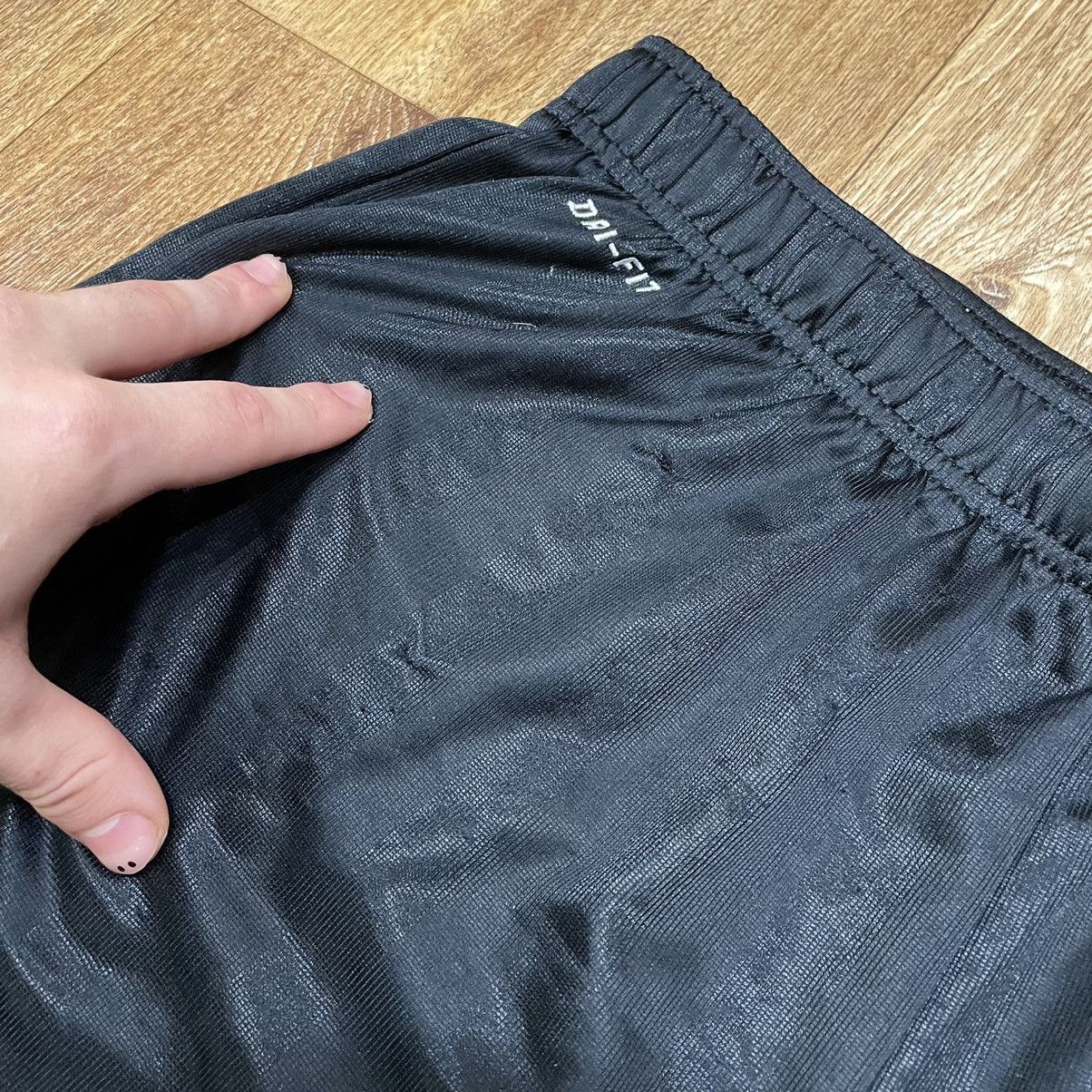 Vintage Vintage Nike Swoosh Nylon Athletic Shorts Y2K Black Grunge L Size US 34 / EU 50 - 6 Thumbnail