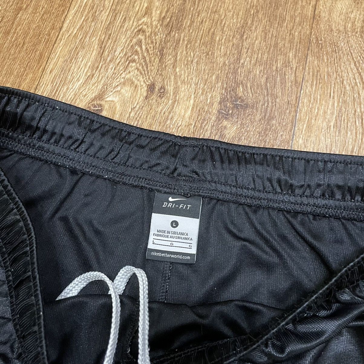 Vintage Vintage Nike Swoosh Nylon Athletic Shorts Y2K Black Grunge L Size US 34 / EU 50 - 7 Thumbnail