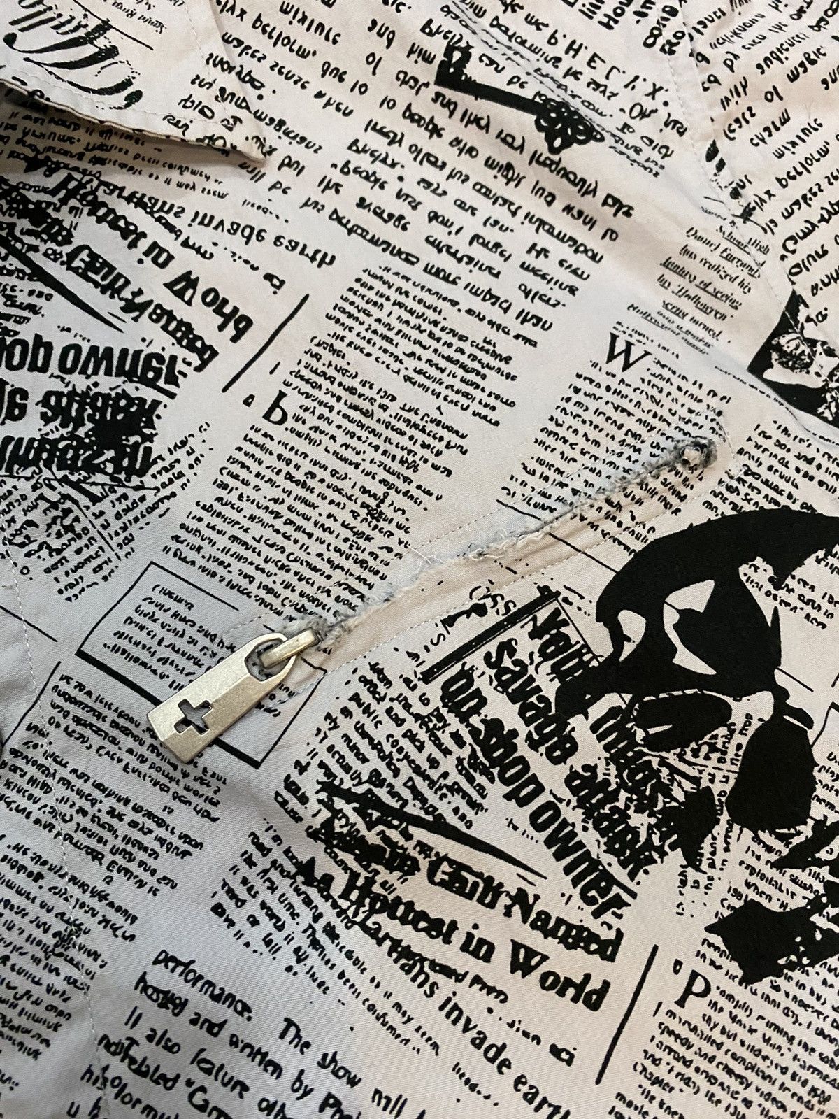 Japanese Brand 2006 BA.TSU studio japan newspaper skull print Size US M / EU 48-50 / 2 - 7 Thumbnail