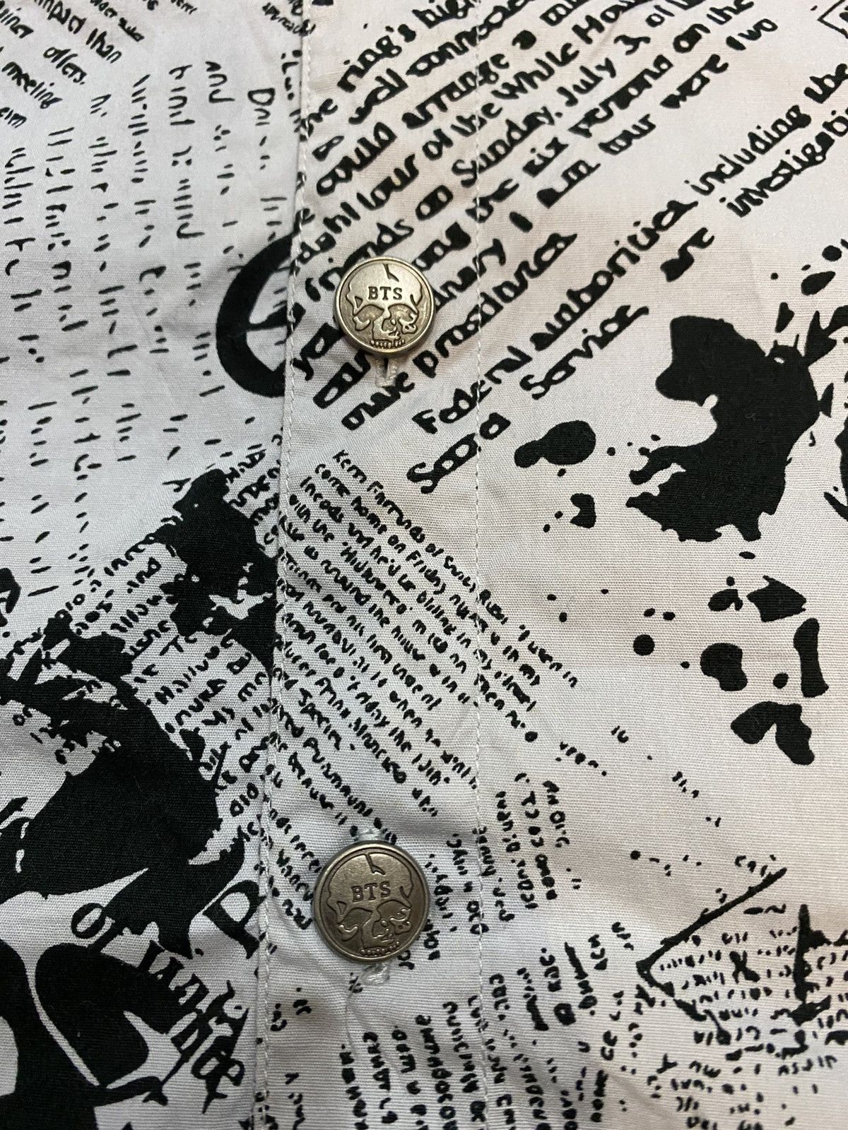 Japanese Brand 2006 BA.TSU studio japan newspaper skull print Size US M / EU 48-50 / 2 - 9 Thumbnail