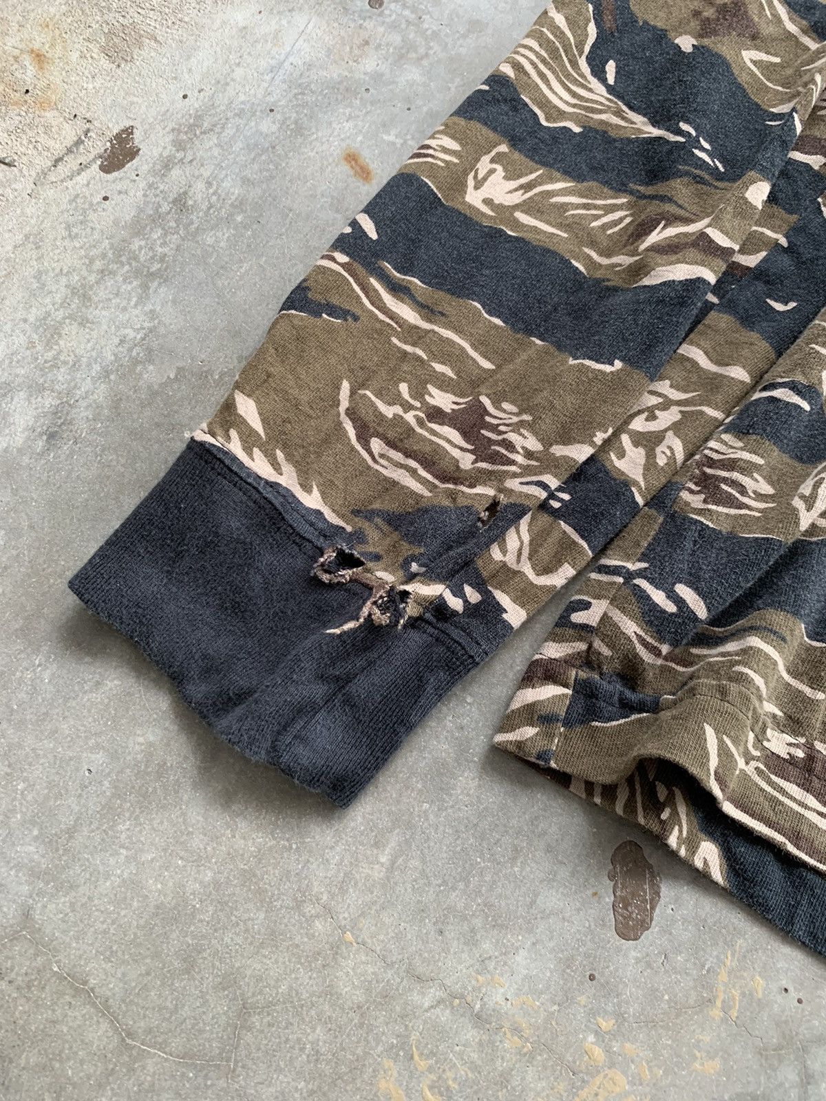 Nike Distressed Nike Lab Tiger Stripes Camo Long Sleeve Tshirt Size US M / EU 48-50 / 2 - 3 Thumbnail