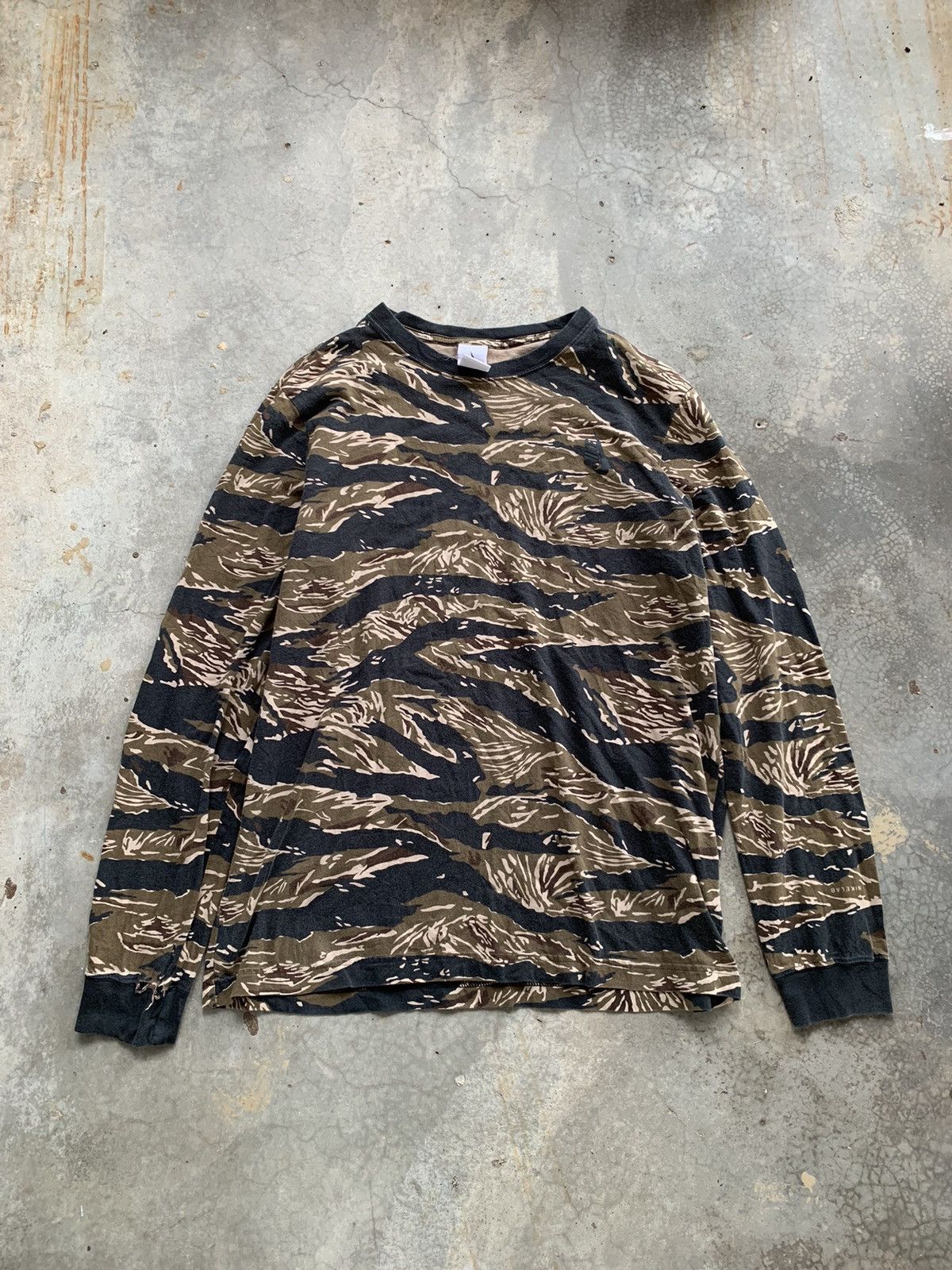 Nike Distressed Nike Lab Tiger Stripes Camo Long Sleeve Tshirt Size US M / EU 48-50 / 2 - 1 Thumbnail