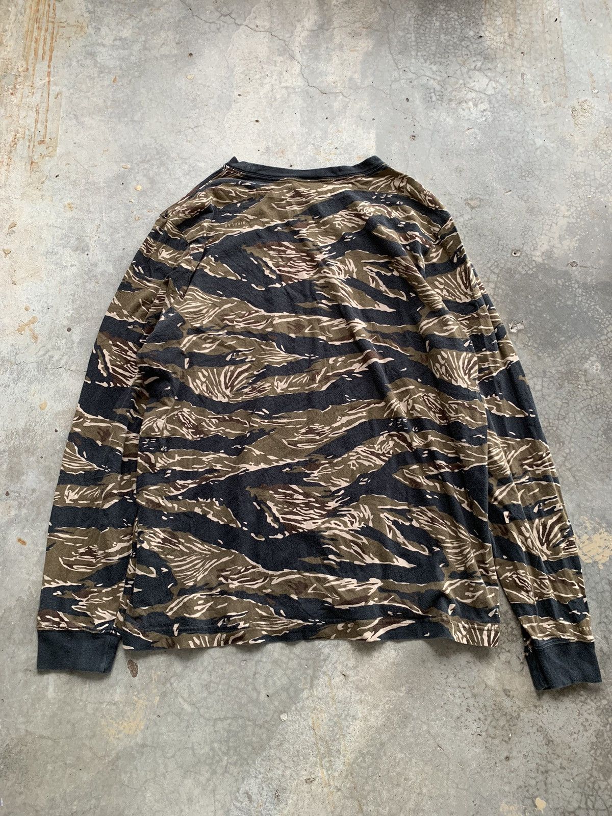Nike Distressed Nike Lab Tiger Stripes Camo Long Sleeve Tshirt Size US M / EU 48-50 / 2 - 2 Thumbnail