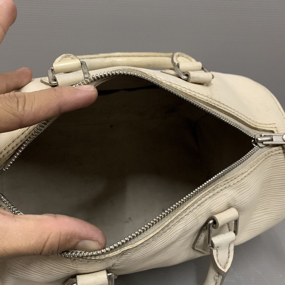 Louis Vuitton Louis Vuitton Speedy Epi Leather 25 Bag Size ONE SIZE - 12 Thumbnail