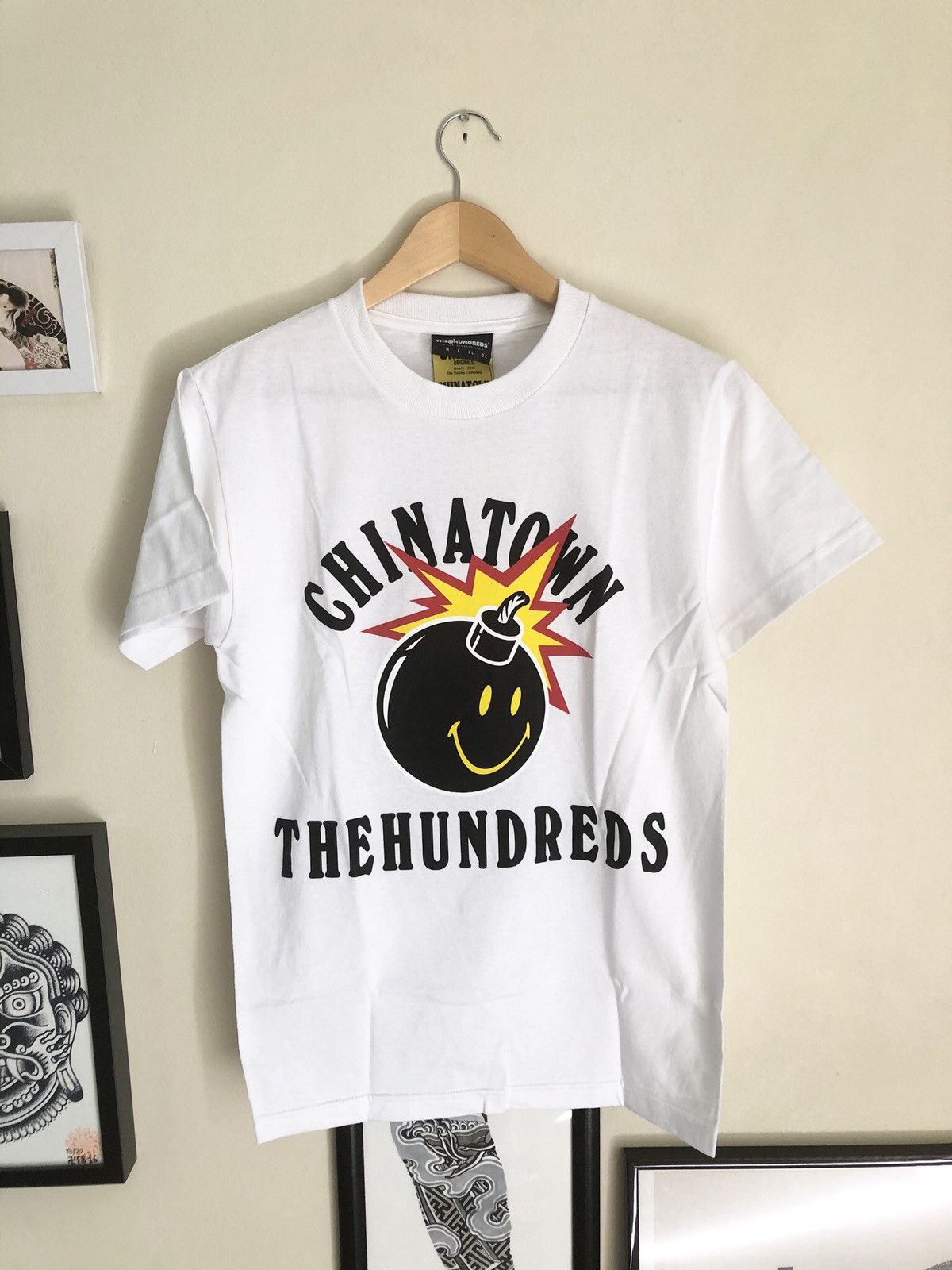 Market × The Hundreds Chinatown Market X The Hundreds Smiley Bomb Logo t-shirt Size US S / EU 44-46 / 1 - 1 Thumbnail