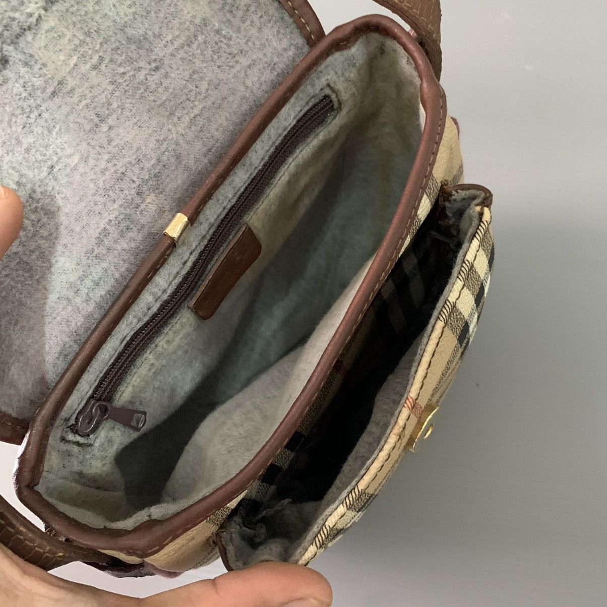 Burberry Burberrys Monogram Vintage Slingbag Size ONE SIZE - 12 Thumbnail