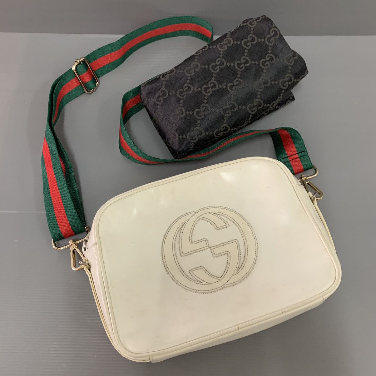 Gucci Authentic Gucci Vintage Sling White Bag Size ONE SIZE - 1 Thumbnail