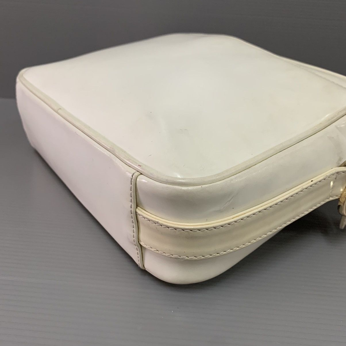 Gucci Authentic Gucci Vintage Sling White Bag Size ONE SIZE - 9 Thumbnail
