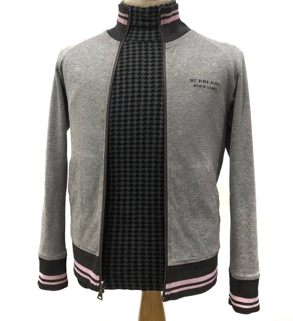 Burberry Burberry Black Label Houndstooth Reversible Sweater Size US S / EU 44-46 / 1 - 1 Thumbnail