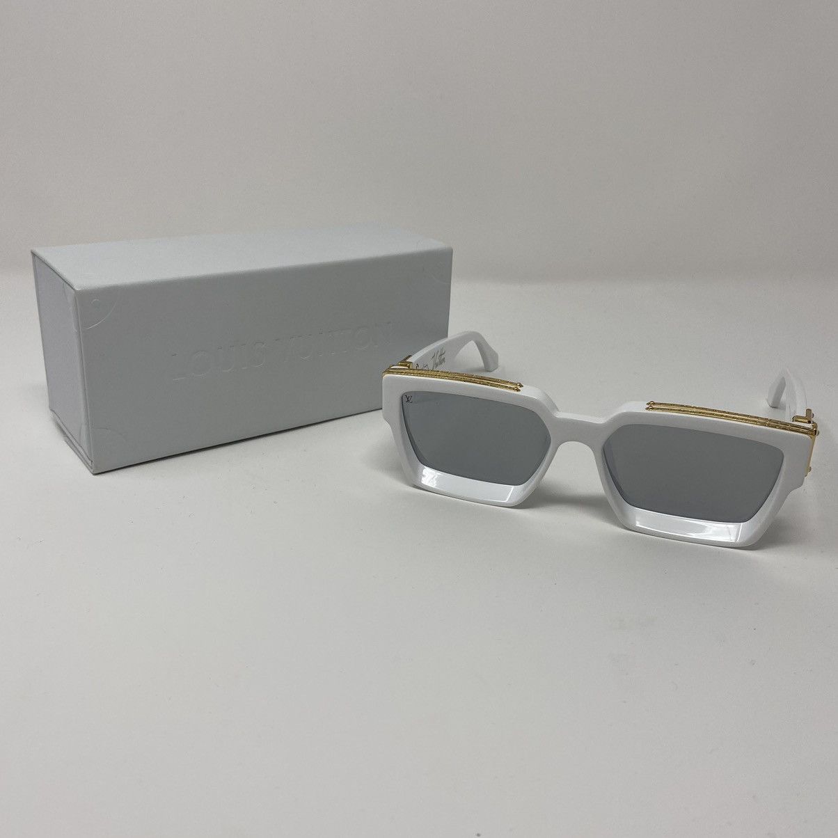 Sunglasses Louis Vuitton White in Plastic - 34846493