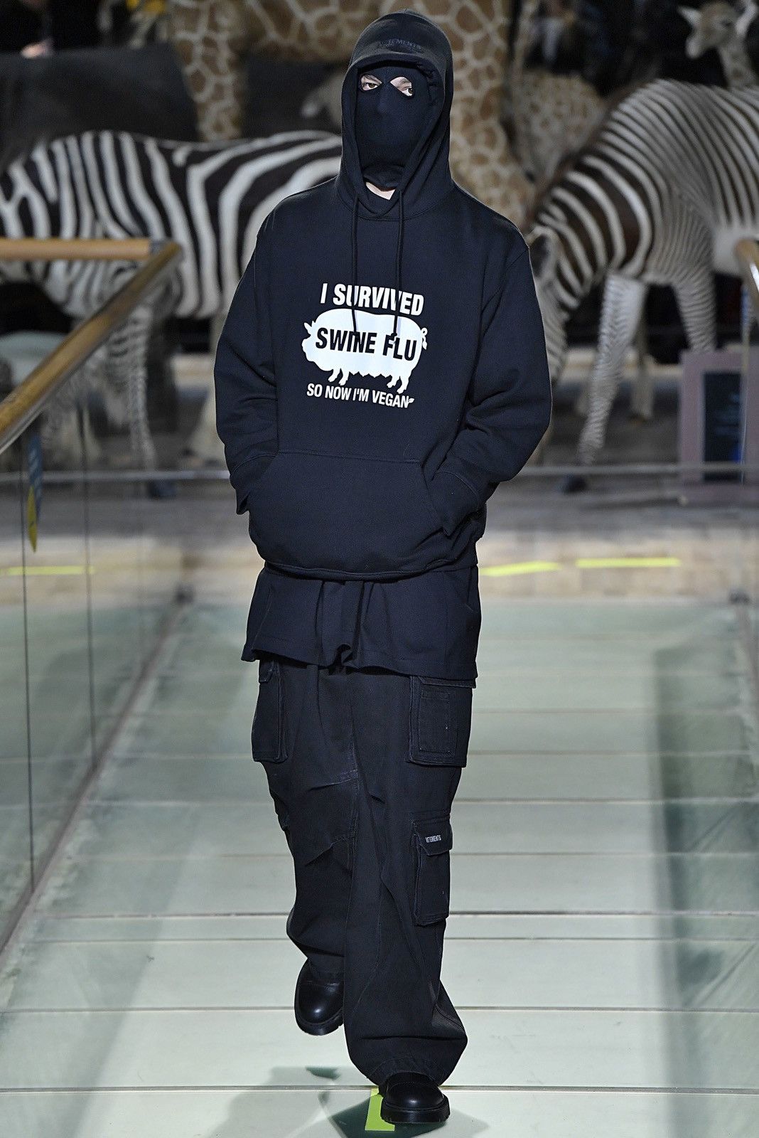 Vetements *RARE* AW 19 Runway Swine flu tshirt oversized Size US XL / EU 56 / 4 - 2 Thumbnail