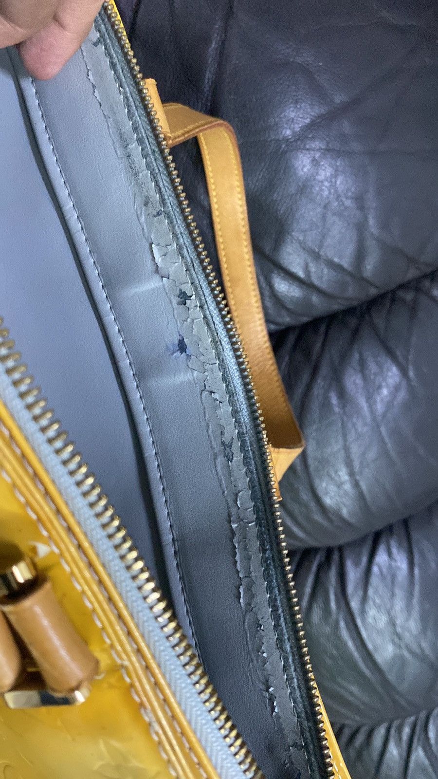 Louis Vuitton Authentic Louis Vuitton Tote Yellow Vernis DEFECTED Size ONE SIZE - 12 Thumbnail