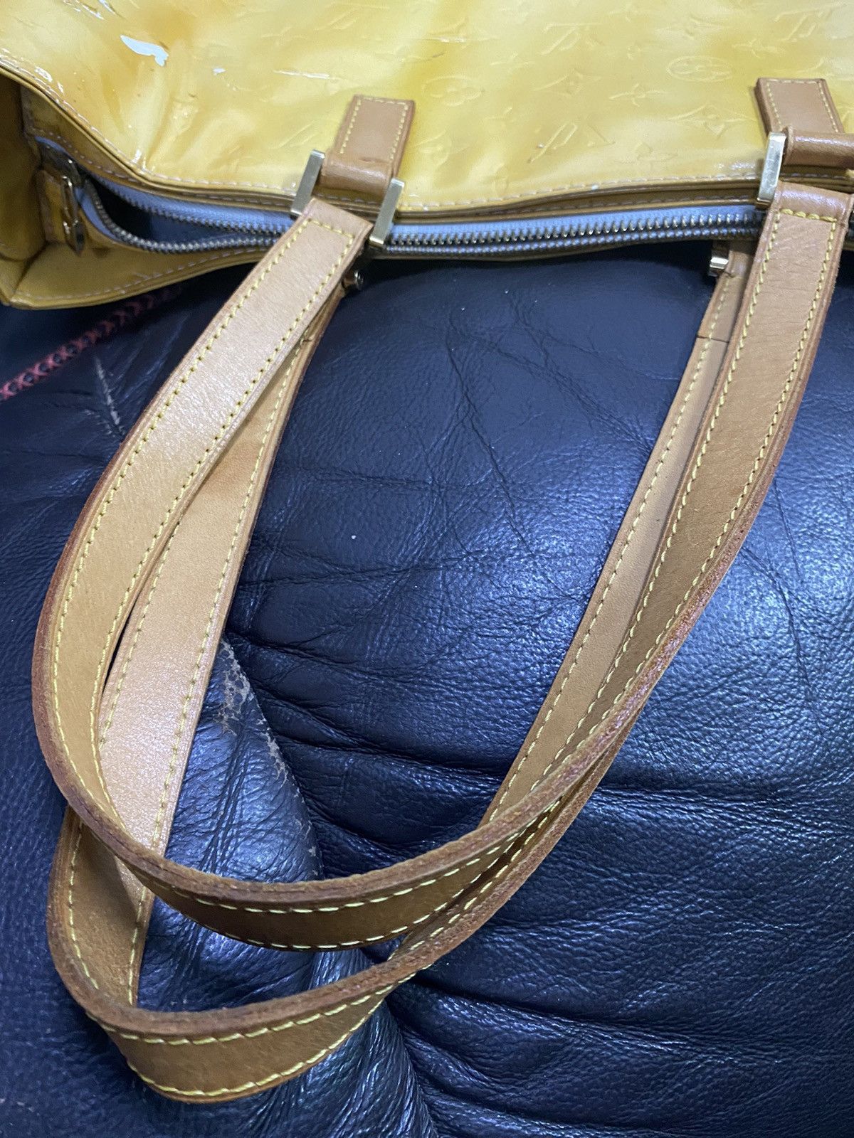 Louis Vuitton Authentic Louis Vuitton Tote Yellow Vernis DEFECTED Size ONE SIZE - 19 Thumbnail