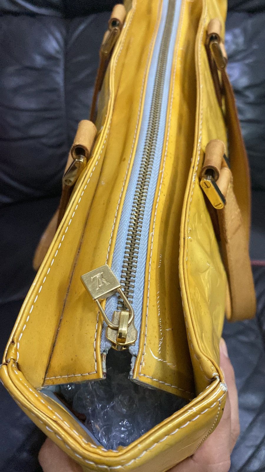 Louis Vuitton Authentic Louis Vuitton Tote Yellow Vernis DEFECTED Size ONE SIZE - 11 Thumbnail