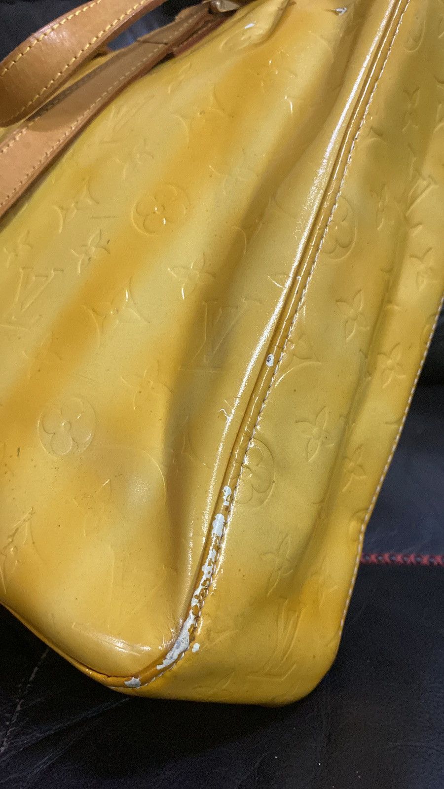 Louis Vuitton Authentic Louis Vuitton Tote Yellow Vernis DEFECTED Size ONE SIZE - 8 Thumbnail
