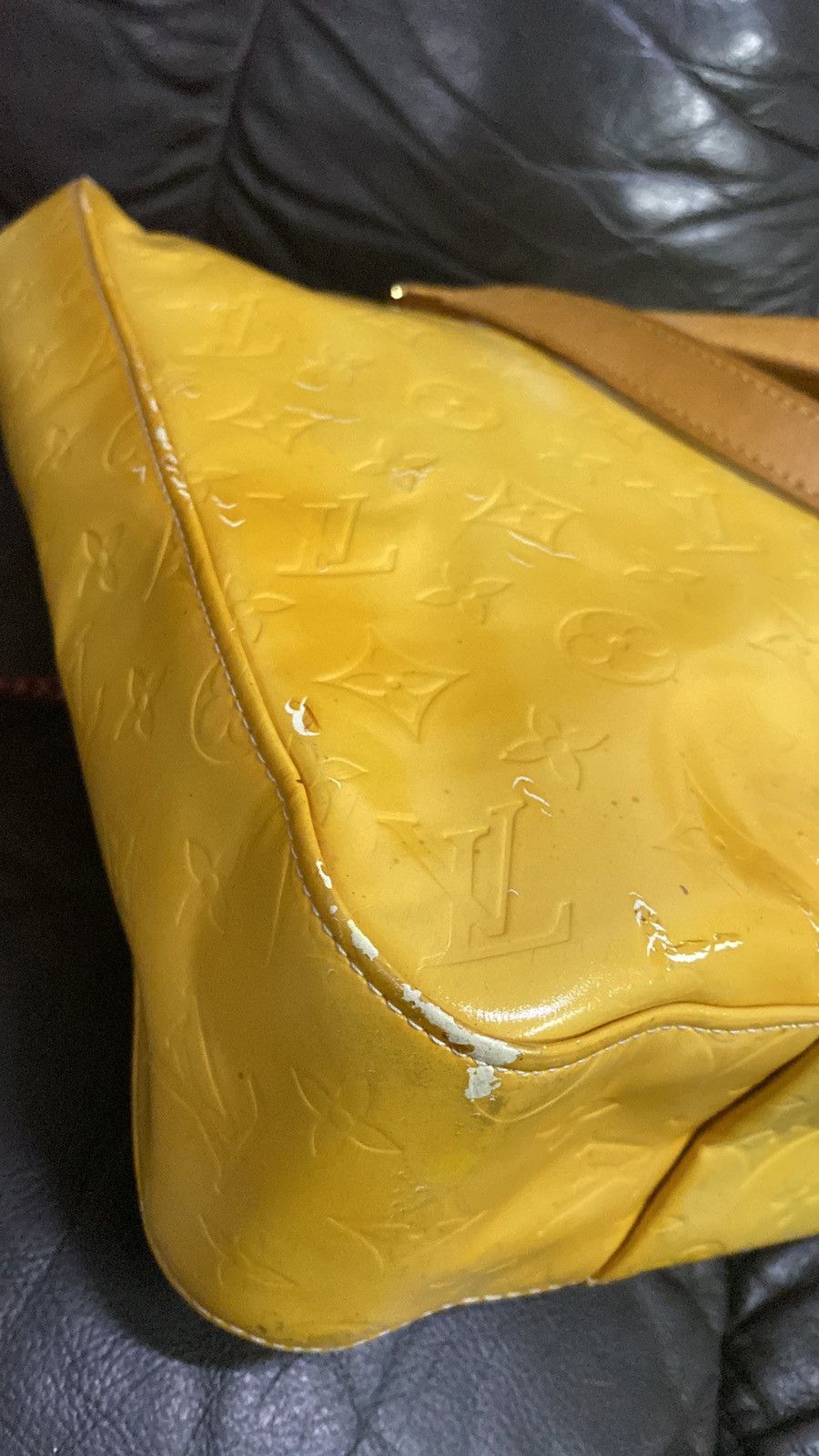 Louis Vuitton Authentic Louis Vuitton Tote Yellow Vernis DEFECTED Size ONE SIZE - 10 Thumbnail