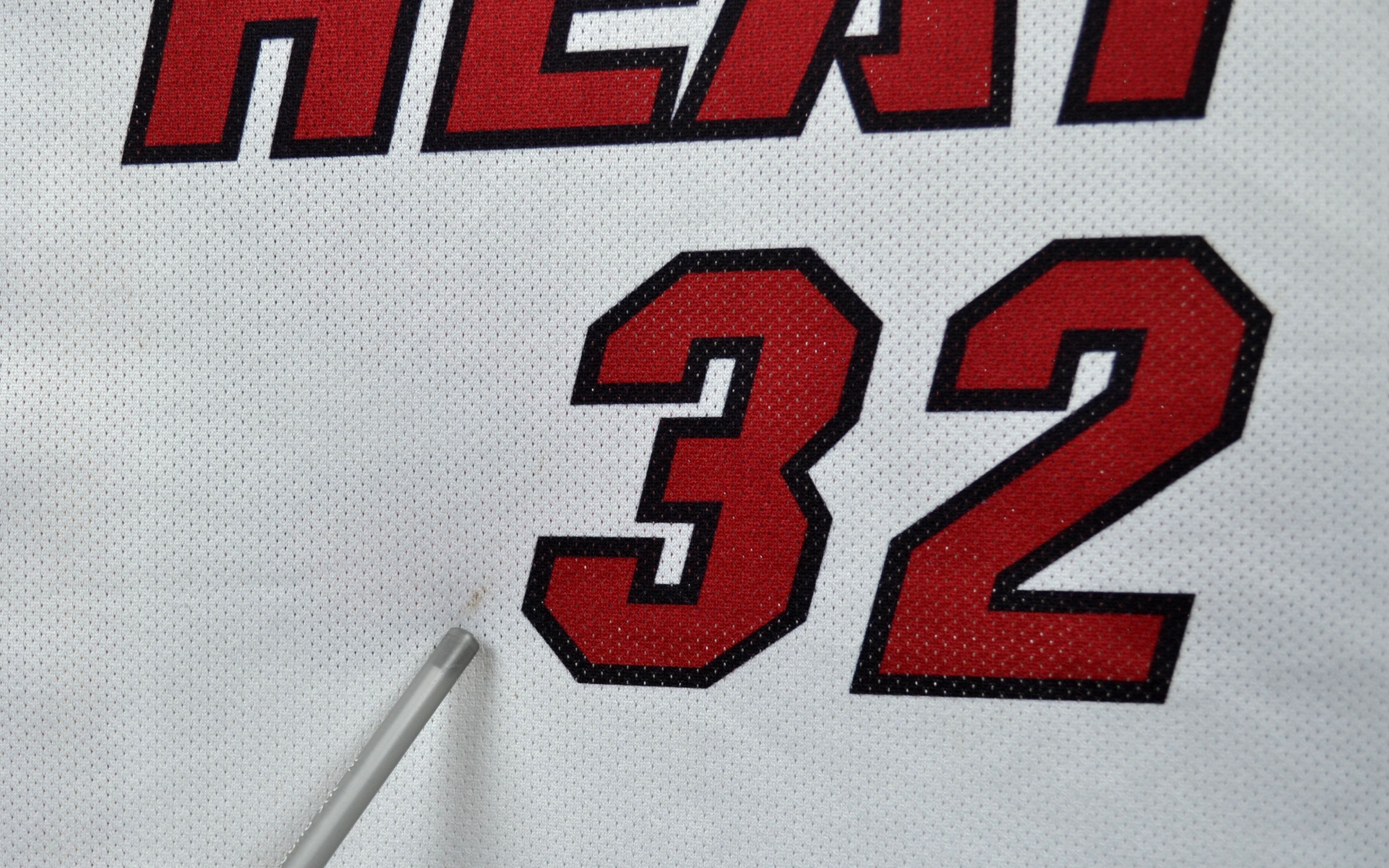 Champion × NBA × Vintage Vintage Champion Miami Heat Shaquille O'neal 32 NBA Jersey Size US M / EU 48-50 / 2 - 4 Thumbnail