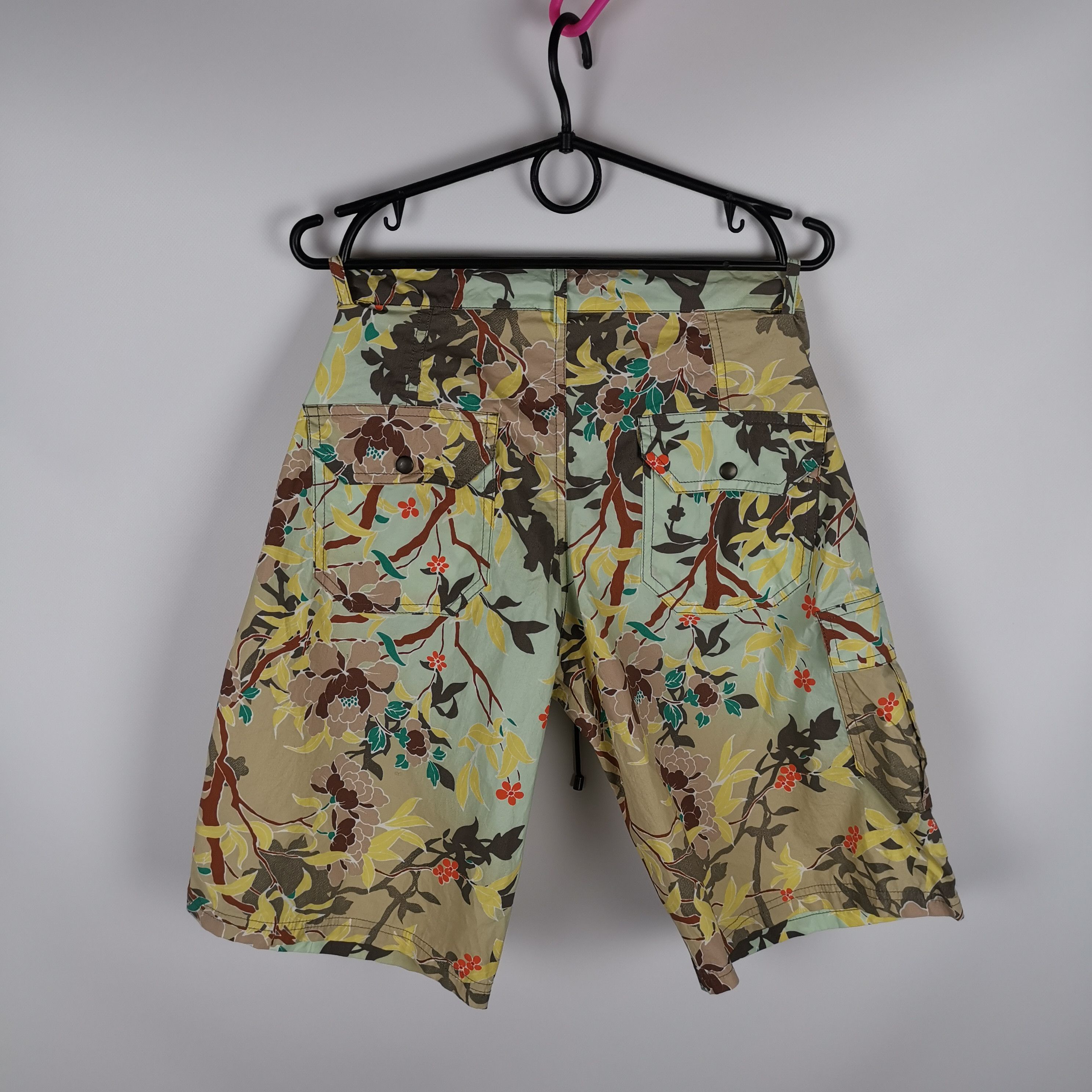 H&M Matthew Williamson for H&M flower pattern shorts Size US 32 / EU 48 - 3 Thumbnail