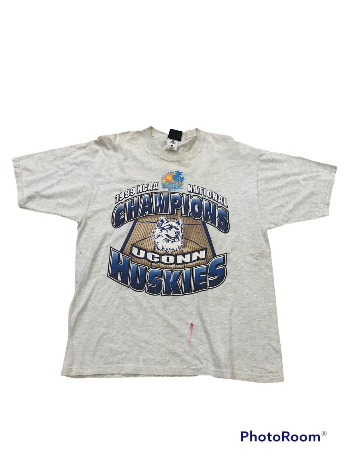 Image of Made In USA x NCAA Vintage 1999 NCAA National Champions Uconn Huskies in White Grey (Size Large)