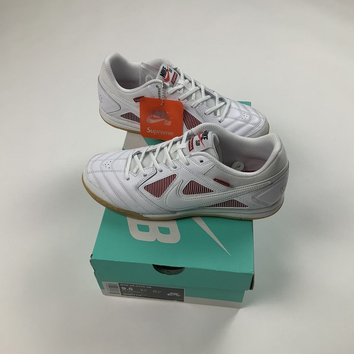Nike × Supreme 2018 Supreme Nike SB Gato QS White Red 9.5 Size US 9.5 / EU 42-43 - 2 Thumbnail