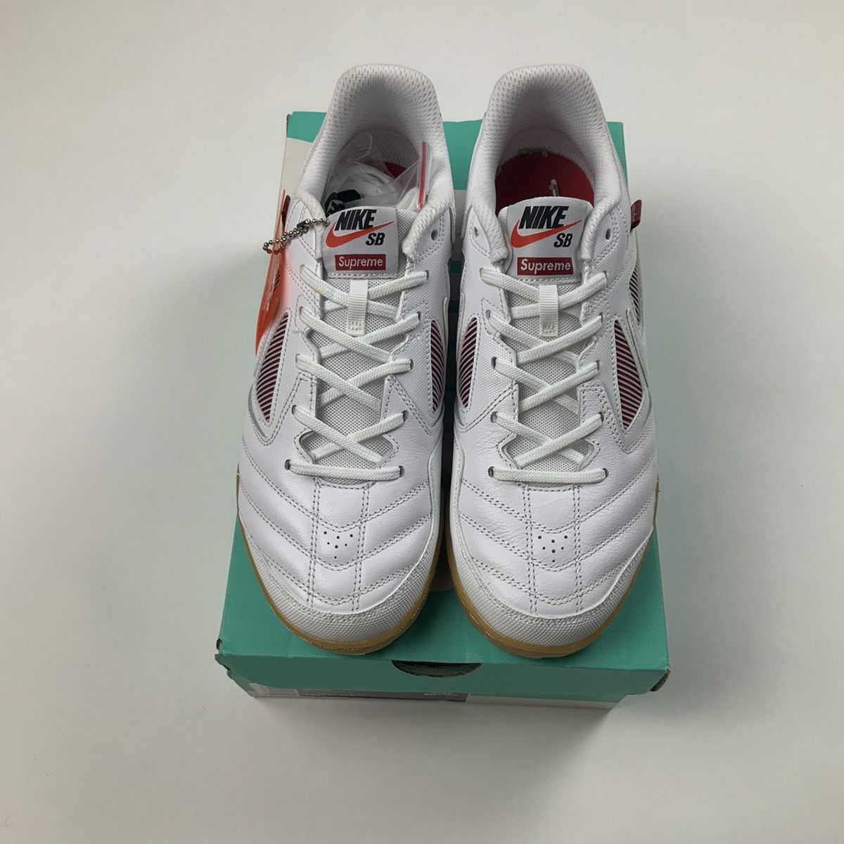 Nike × Supreme 2018 Supreme Nike SB Gato QS White Red 9.5 Size US 9.5 / EU 42-43 - 3 Thumbnail