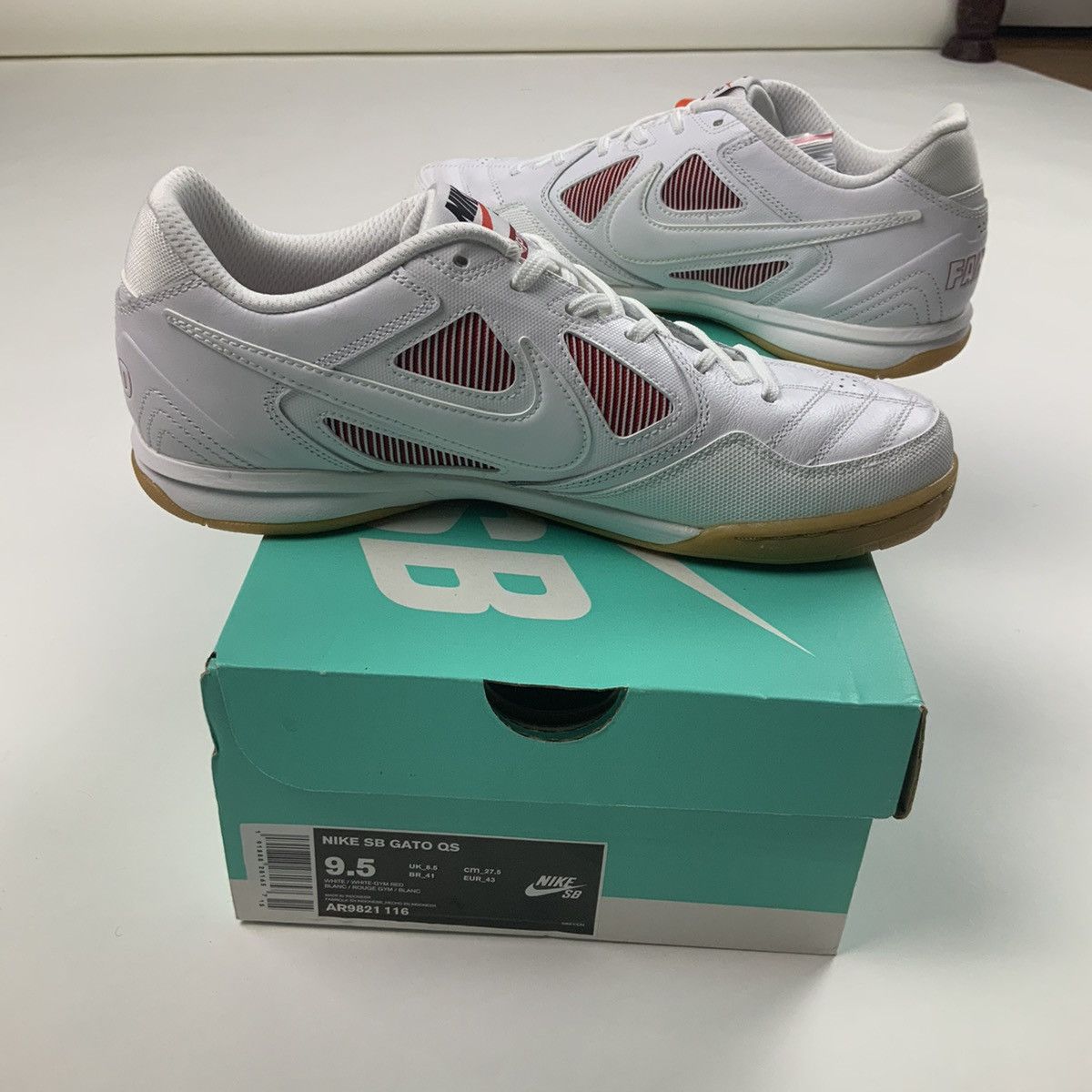 Nike × Supreme 2018 Supreme Nike SB Gato QS White Red 9.5 Size US 9.5 / EU 42-43 - 7 Thumbnail