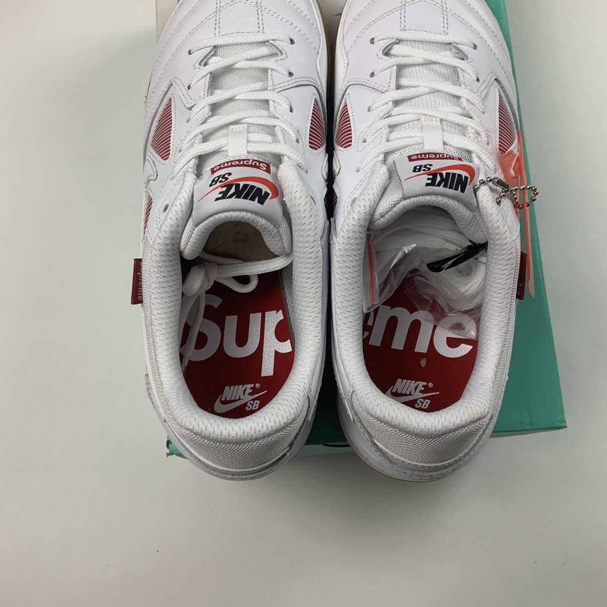 Nike × Supreme 2018 Supreme Nike SB Gato QS White Red 9.5 Size US 9.5 / EU 42-43 - 4 Thumbnail