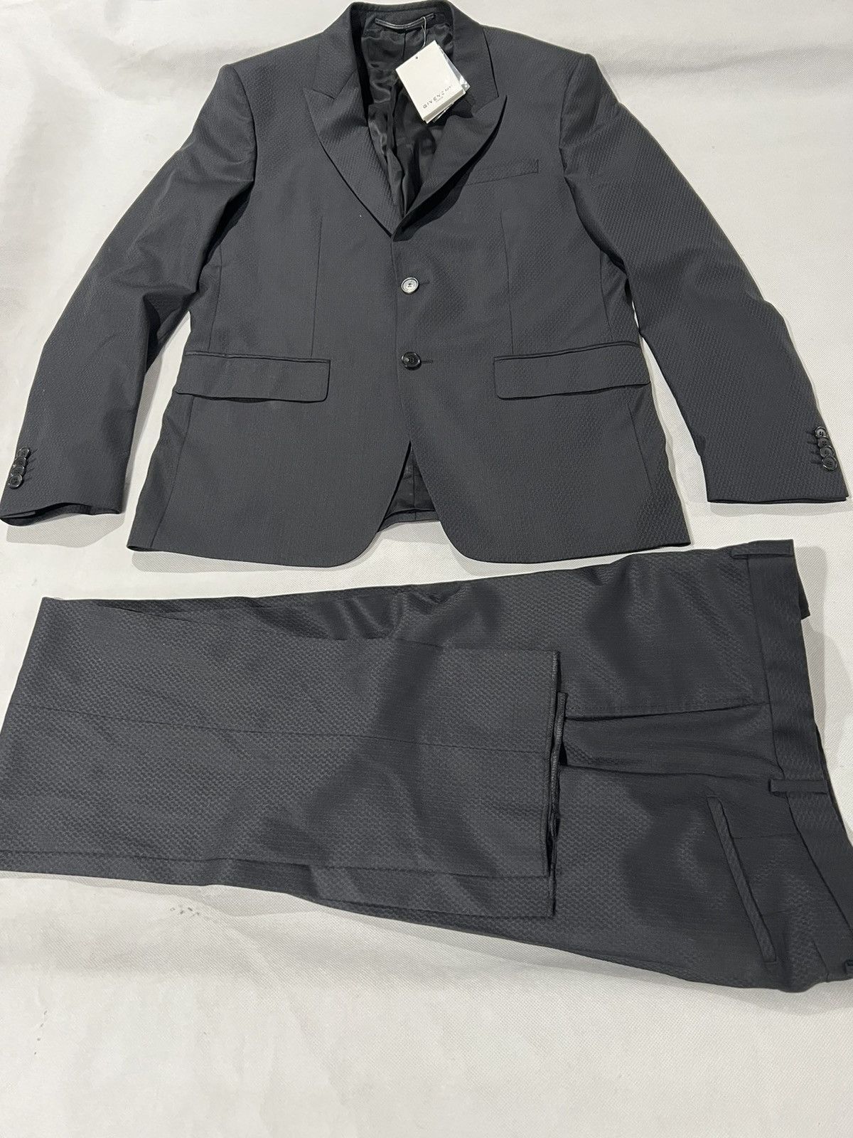 Givenchy Givenchy textured suit. 52/42. $2000 Size 42R - 2 Thumbnail