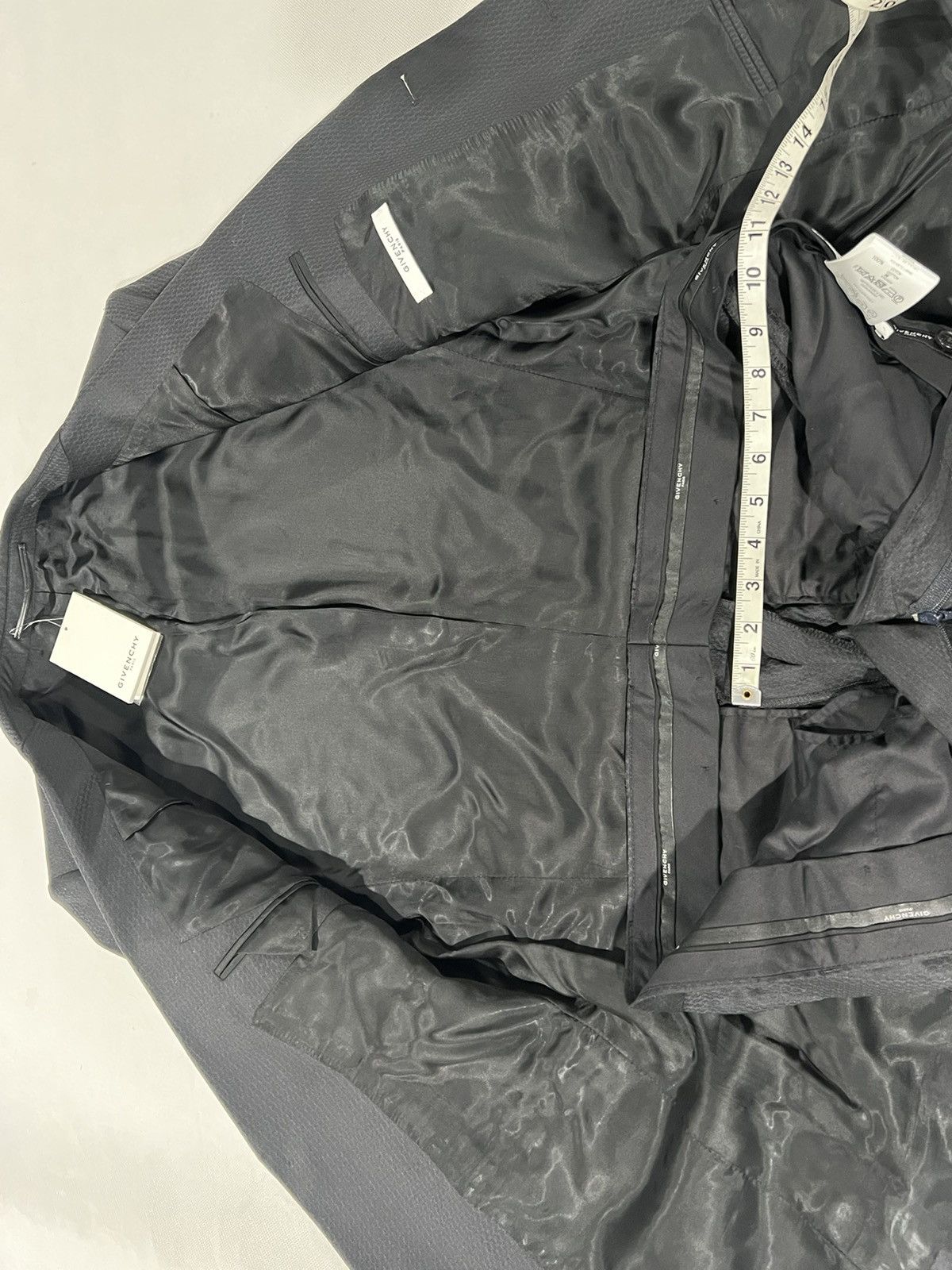 Givenchy Givenchy textured suit. 52/42. $2000 Size 42R - 4 Thumbnail