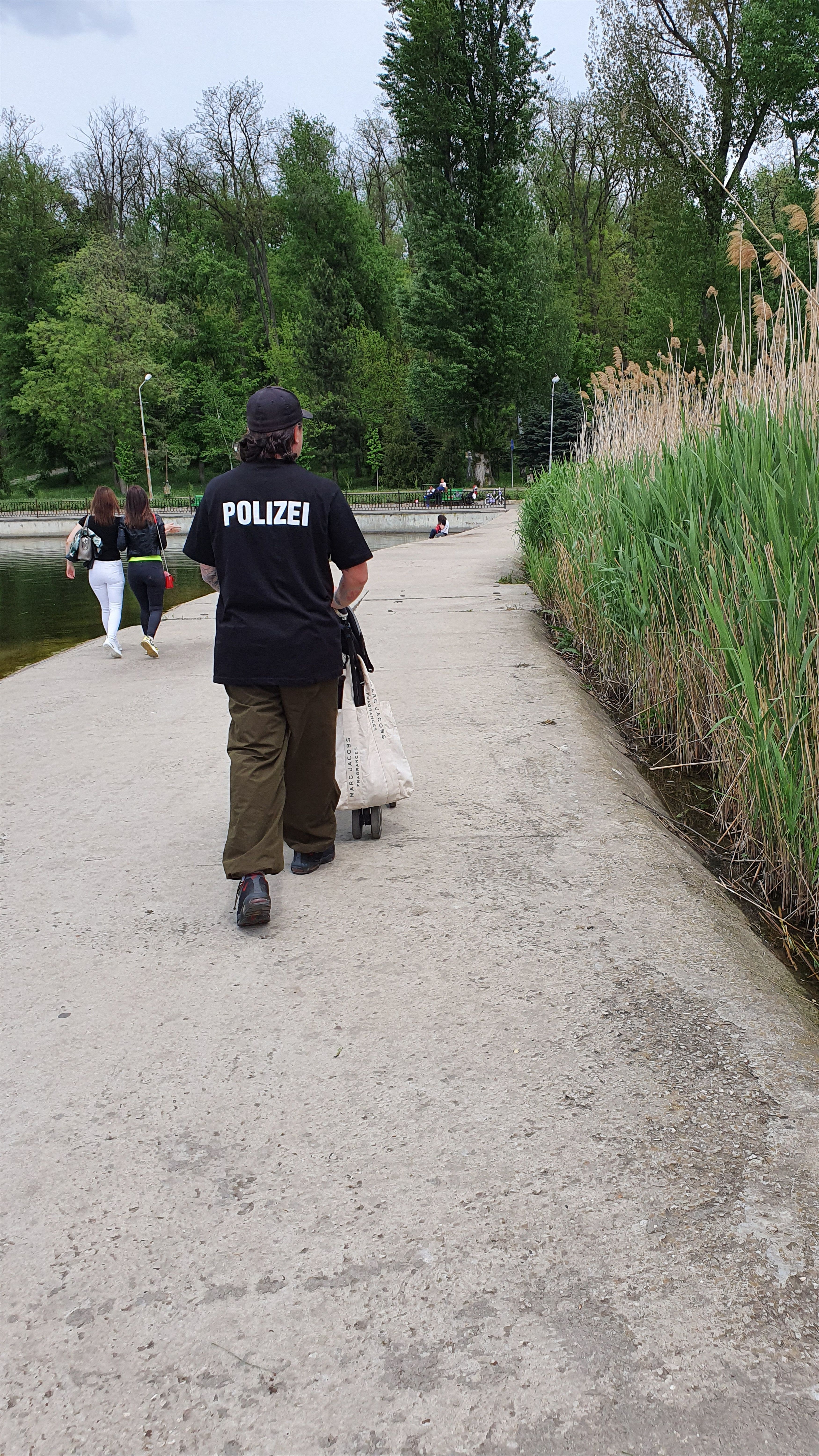 Vintage 90s Polizei Print Tee Shirt Vetements Style seen on Kanye Size US XL / EU 56 / 4 - 7 Thumbnail