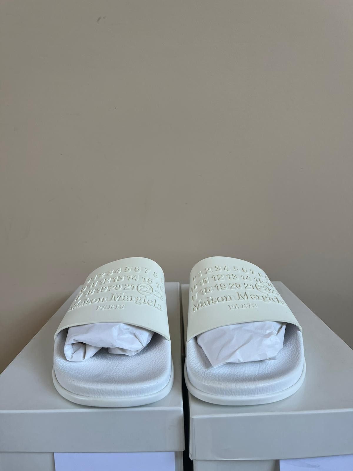 Maison Margiela Logo Slippers in White Size US 9 / EU 42 - 8 Thumbnail