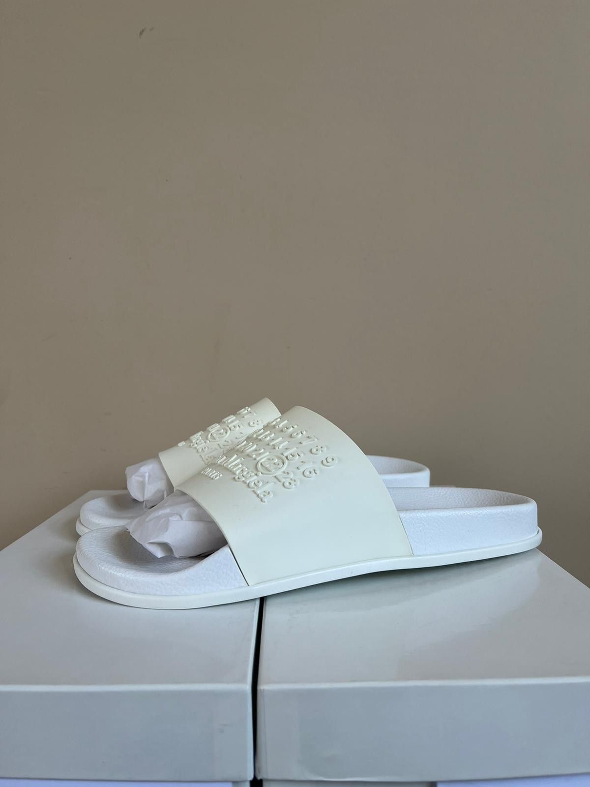 Maison Margiela Logo Slippers in White Size US 9 / EU 42 - 1 Thumbnail