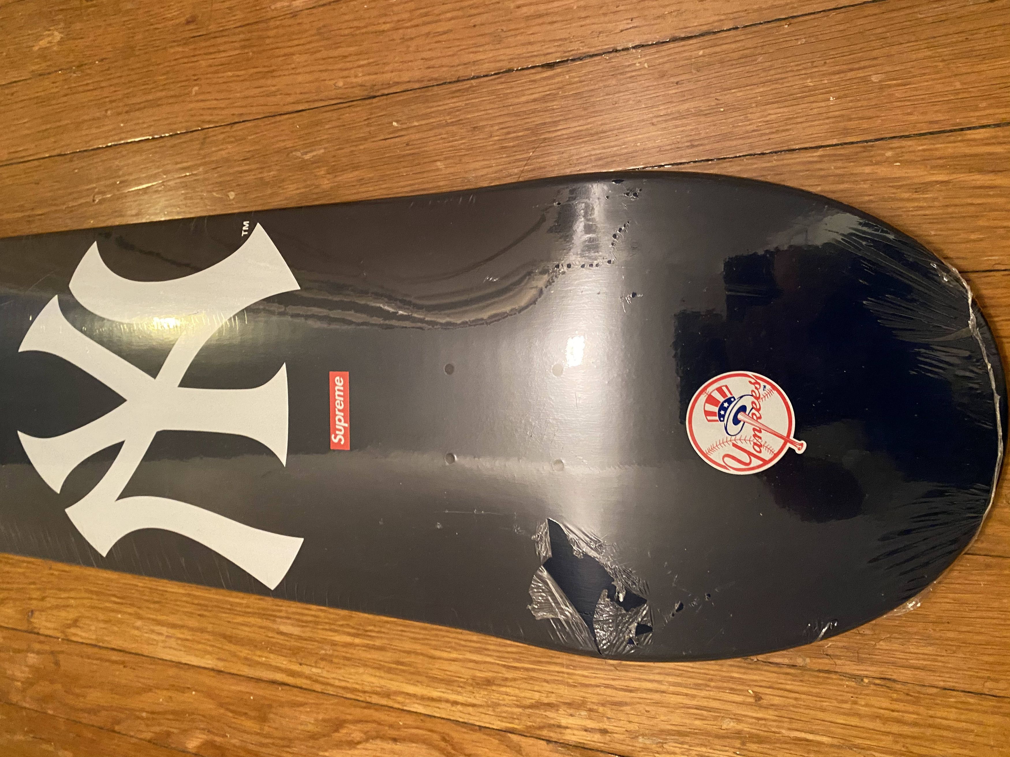 スケートボード Supreme 15SS New York Yankees Deck Set Supreme New York Yankees™ Airbrush Skateboard (FW21) - $68
