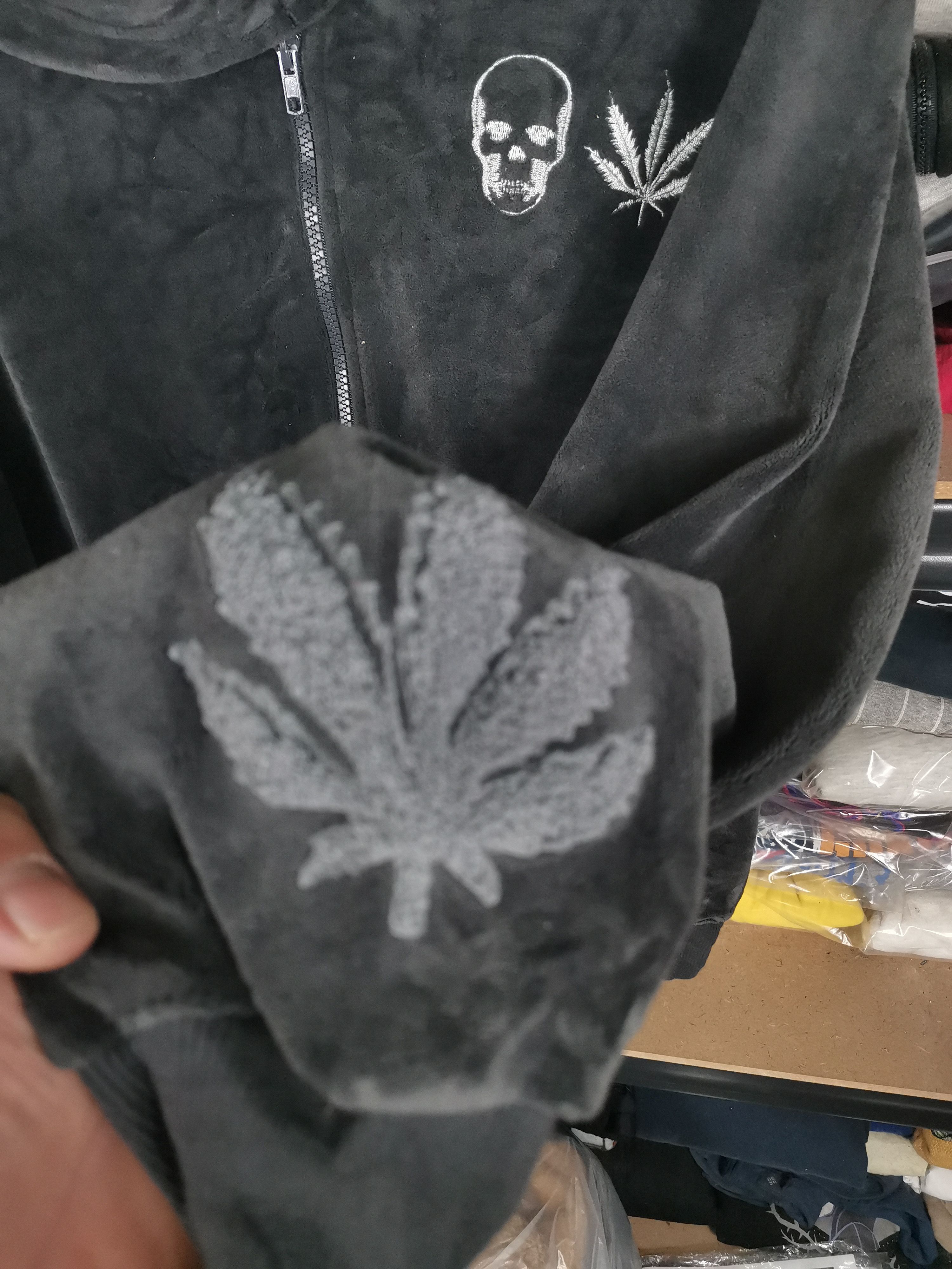If Six Was Nine Vintage Skull Marijuana Velvet Hoodie Size US L / EU 52-54 / 3 - 5 Thumbnail