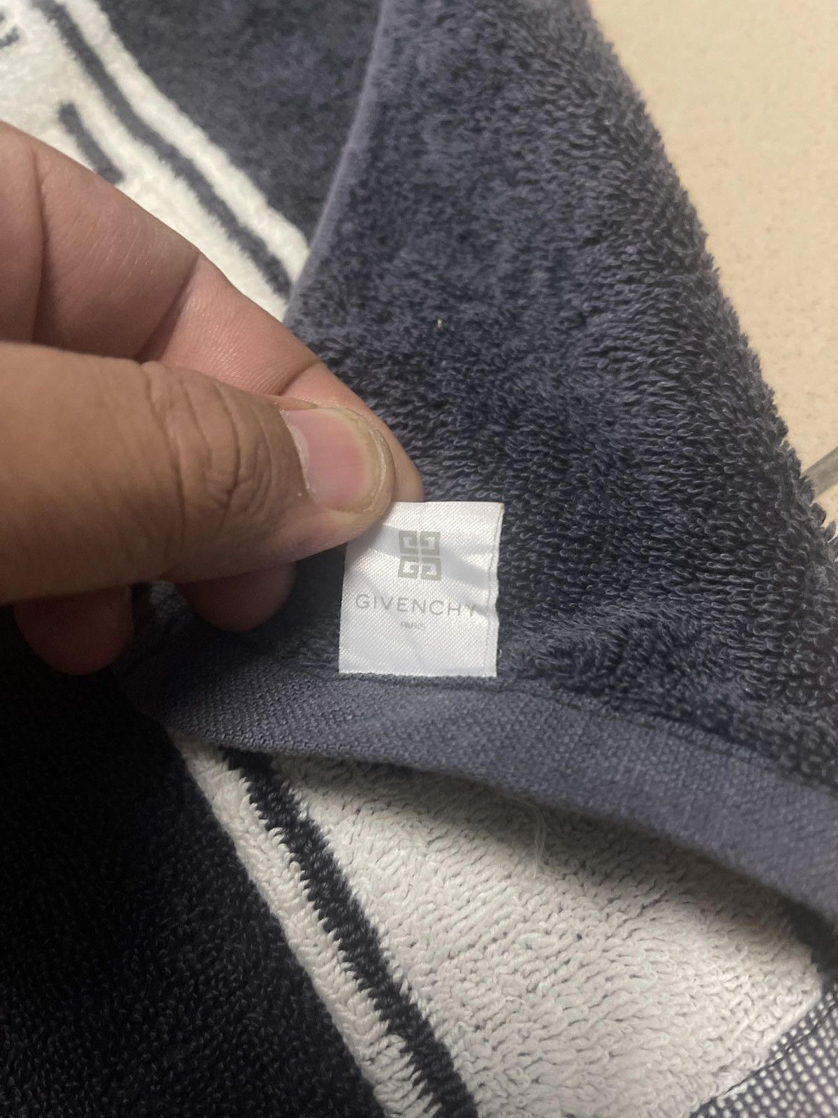 Designer × Givenchy × Vintage VINTAGE GIVENCHY TOWEL VERY RARE Size ONE SIZE - 5 Thumbnail