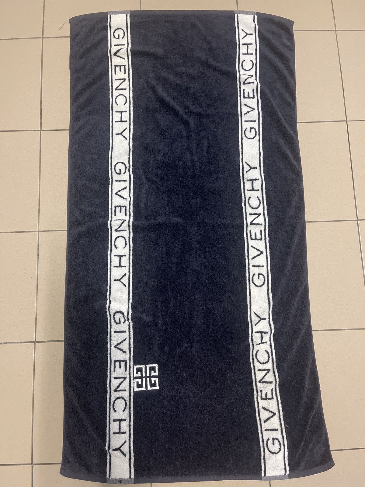 Designer × Givenchy × Vintage VINTAGE GIVENCHY TOWEL VERY RARE Size ONE SIZE - 1 Thumbnail