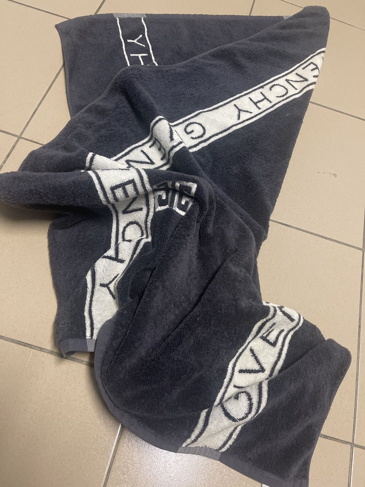 Designer × Givenchy × Vintage VINTAGE GIVENCHY TOWEL VERY RARE Size ONE SIZE - 8 Thumbnail