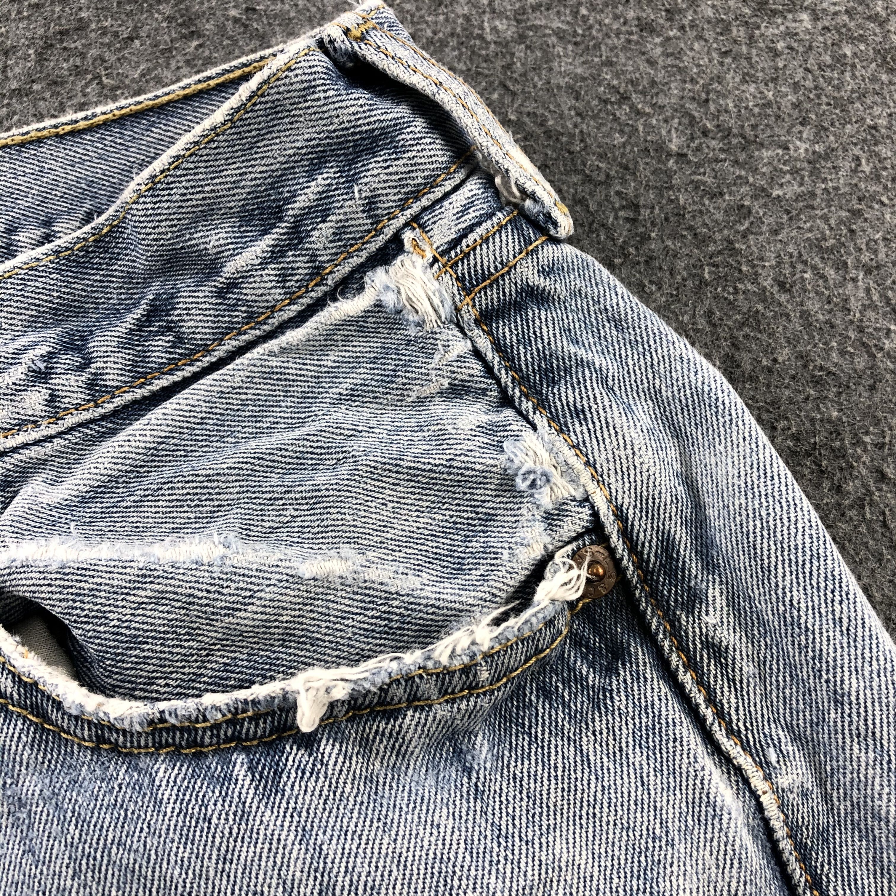 Levi's × Vintage Vintage Light Wash Levis 501 Jeans-JM1716 Size US 27 - 14 Thumbnail
