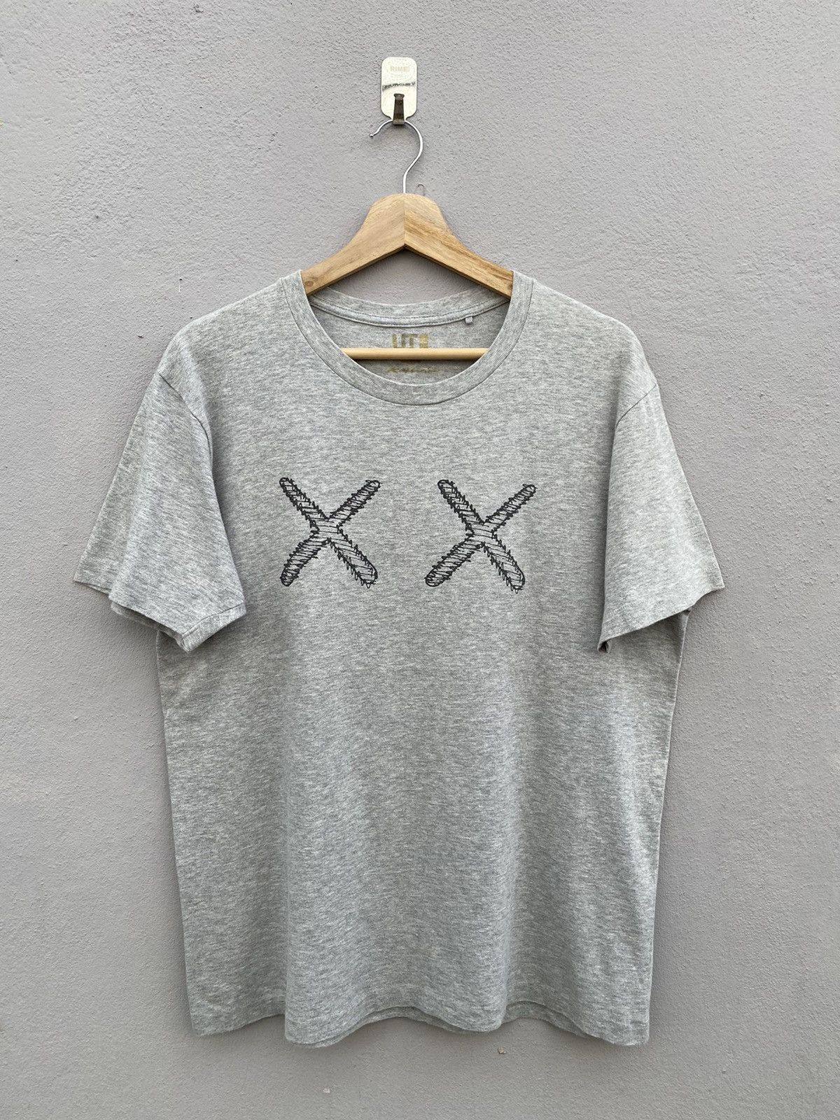 Japanese Brand SS2016 UT collection x kaws nice graphics tee Size US L / EU 52-54 / 3 - 4 Thumbnail