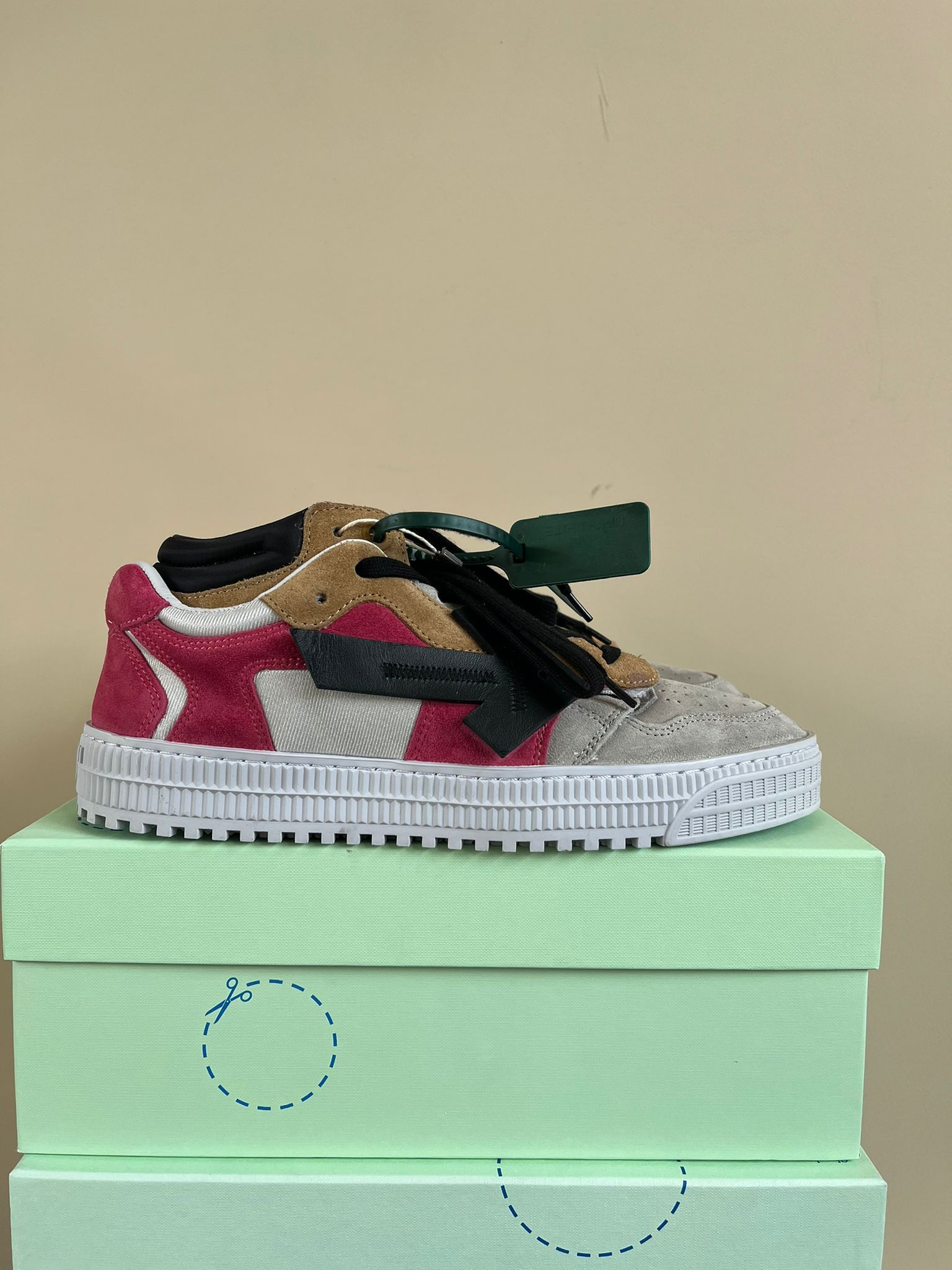 Off-White Floating Arrow Suede Sneakers in Multicolor Size US 9 / EU 42 - 10 Thumbnail
