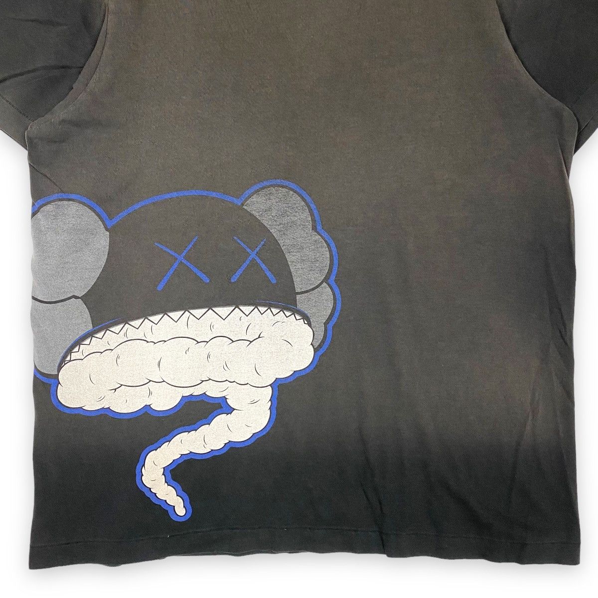 Japanese Brand × Kaws × Uniqlo KAWS UNIQLO BIG PRINT T SHIRT Size US L / EU 52-54 / 3 - 4 Thumbnail