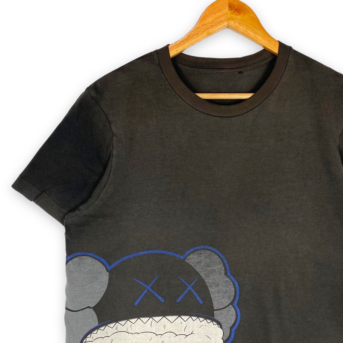 Japanese Brand × Kaws × Uniqlo KAWS UNIQLO BIG PRINT T SHIRT Size US L / EU 52-54 / 3 - 2 Thumbnail